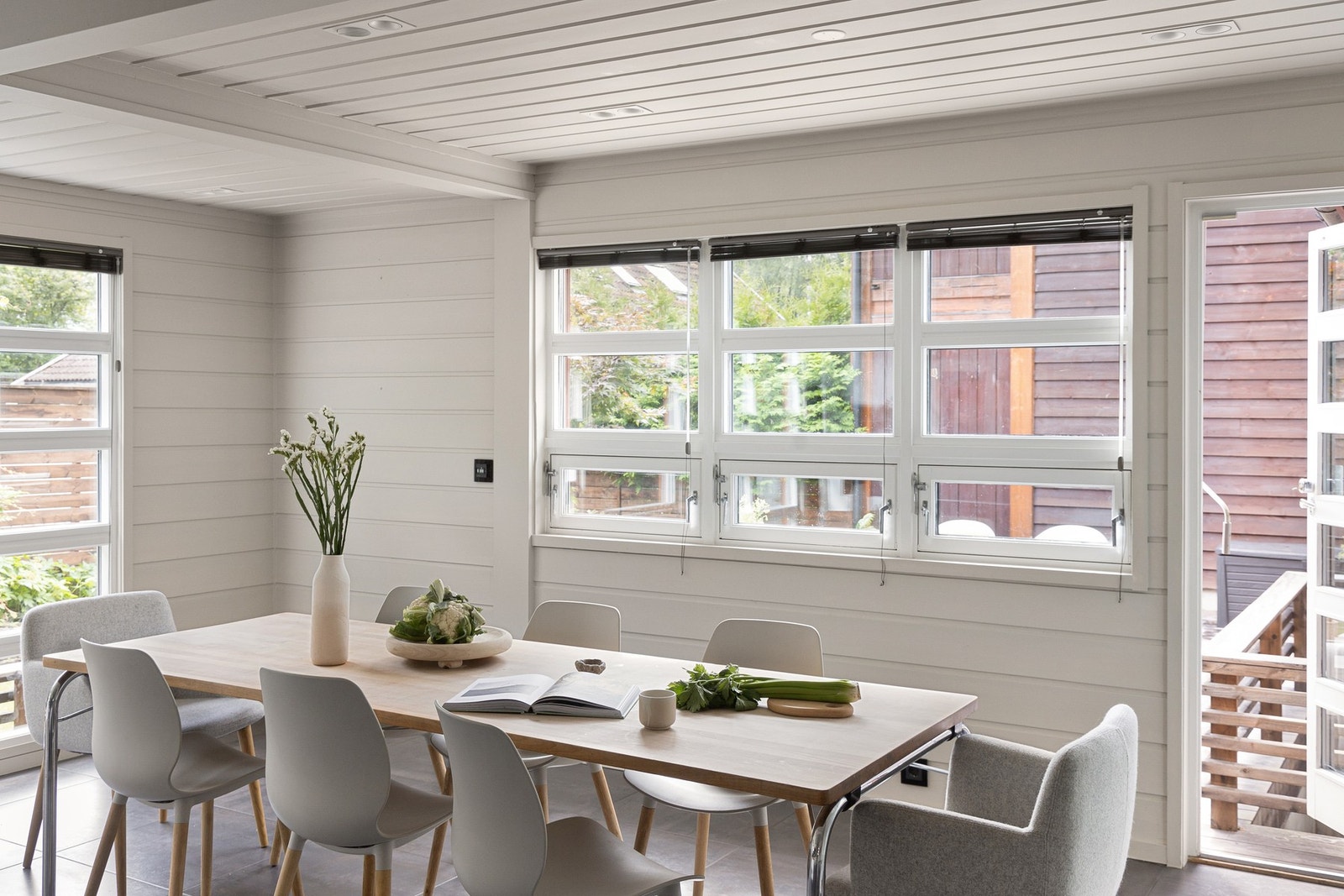 Fra stue og spisestue er det utgang til en stor, skjermet terrasse platting. Galleribilde