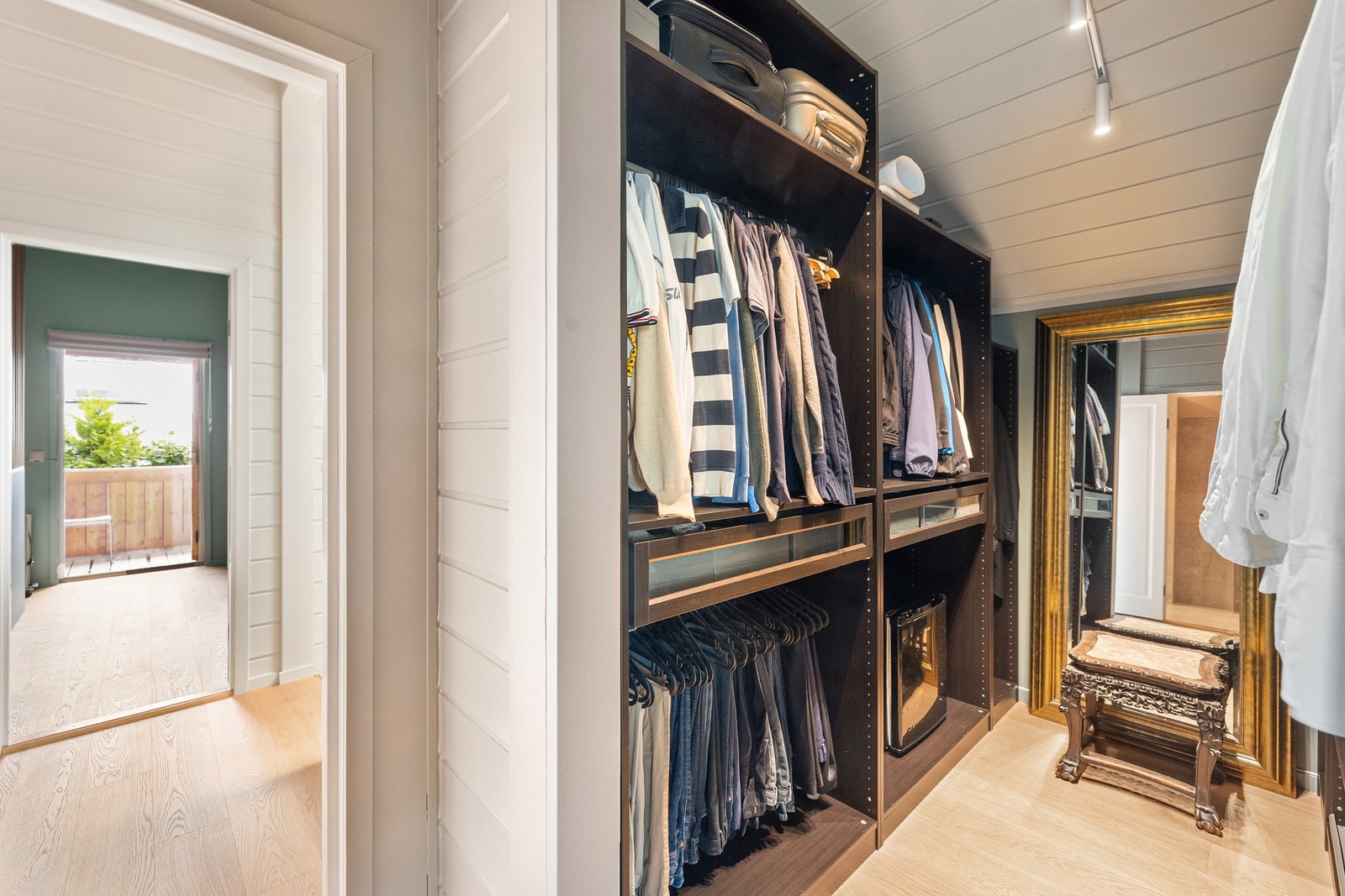 Stor walk-in garderobe i tilknytning til hovedsoverommet. Galleribilde