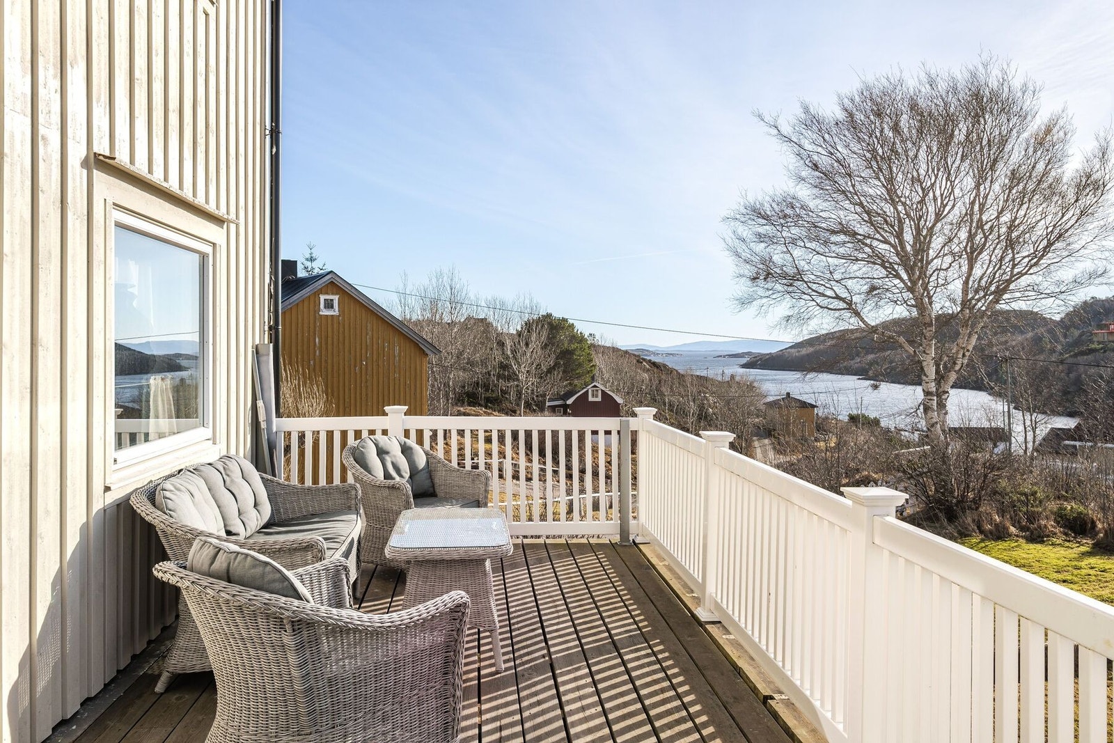 Verandaen har god plass til utemøblement m.m. Galleribilde