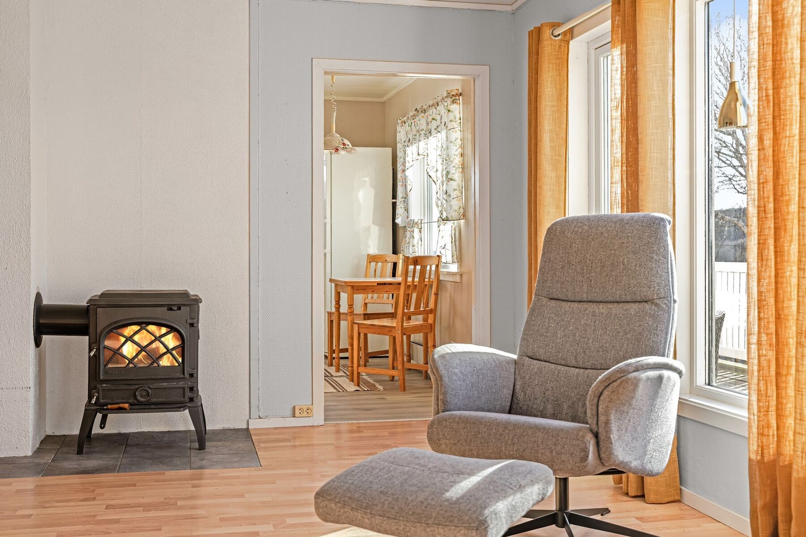 Stuen har vedfyring og det er installert varmepumpe Galleribilde