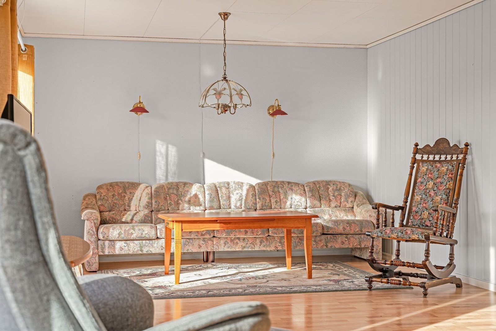 Stuen har god plass til sofagruppe, TV, oppbevaringsmøblement m.m. Galleribilde