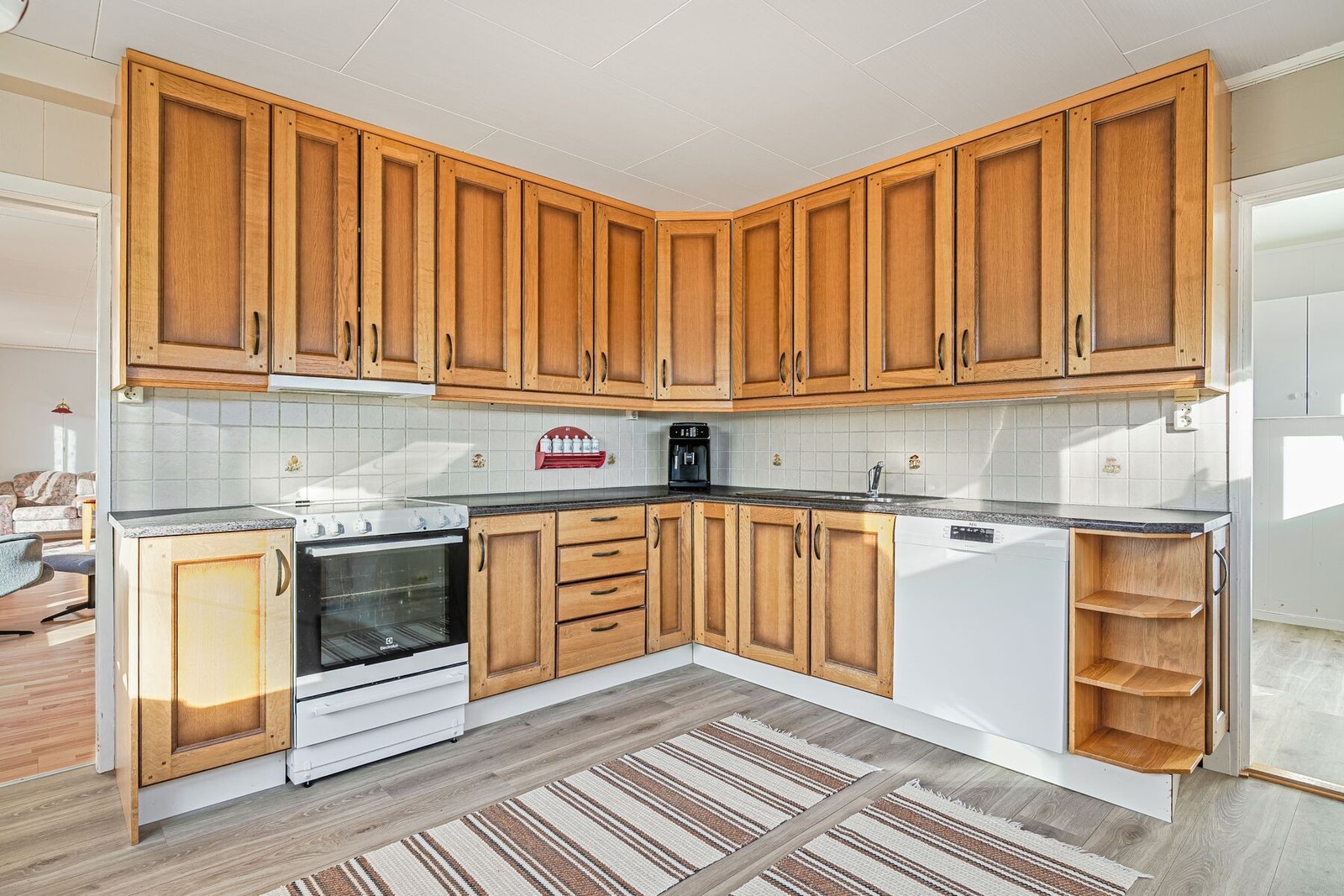 Romslig kjøkkeninnredning med rikelig med lagringsplass Galleribilde