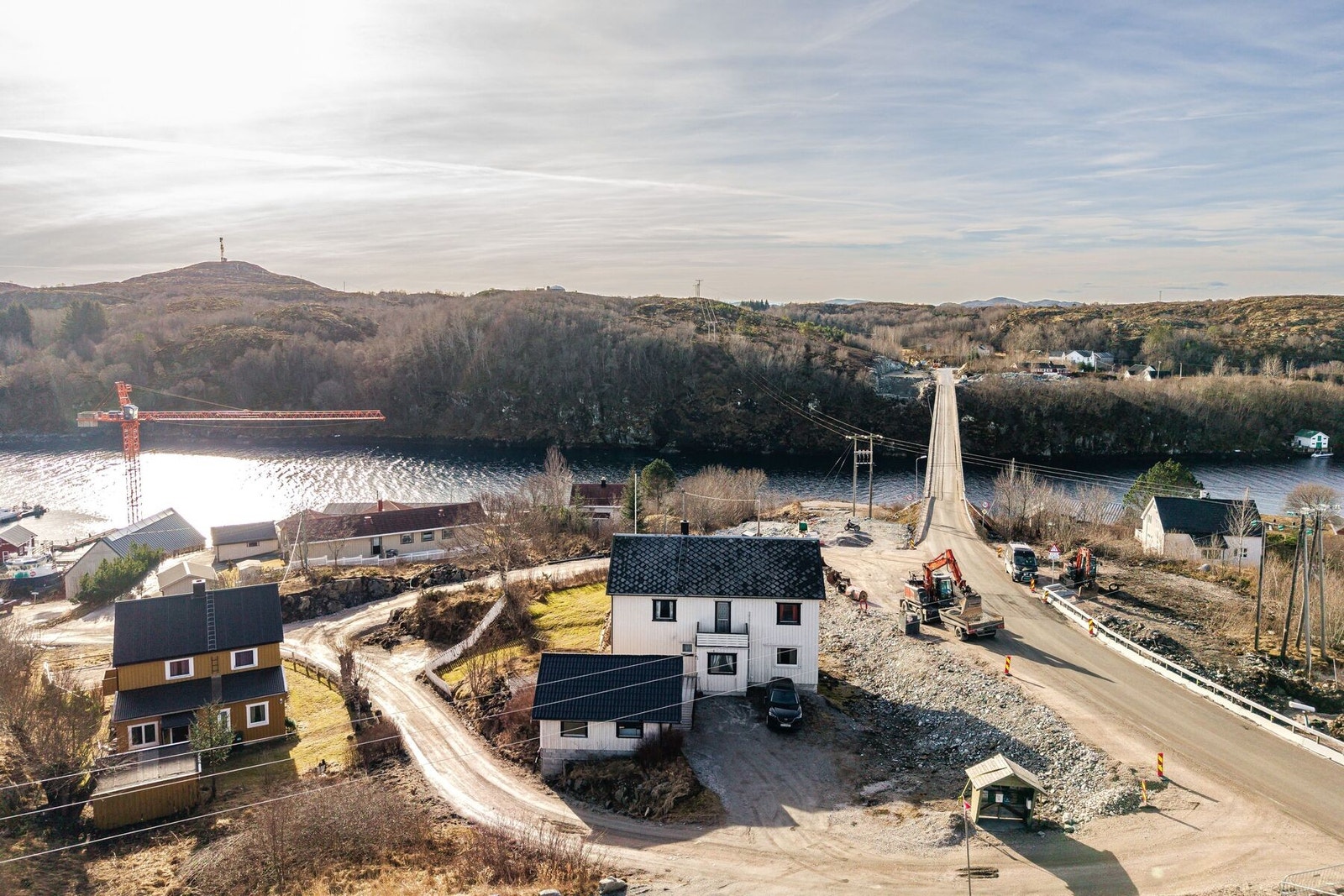 Garasje på ca. 29 kvm. Garasjen ble oppført i 1999. Det er flere oppstillingsplasser for biler på egen tomt Galleribilde