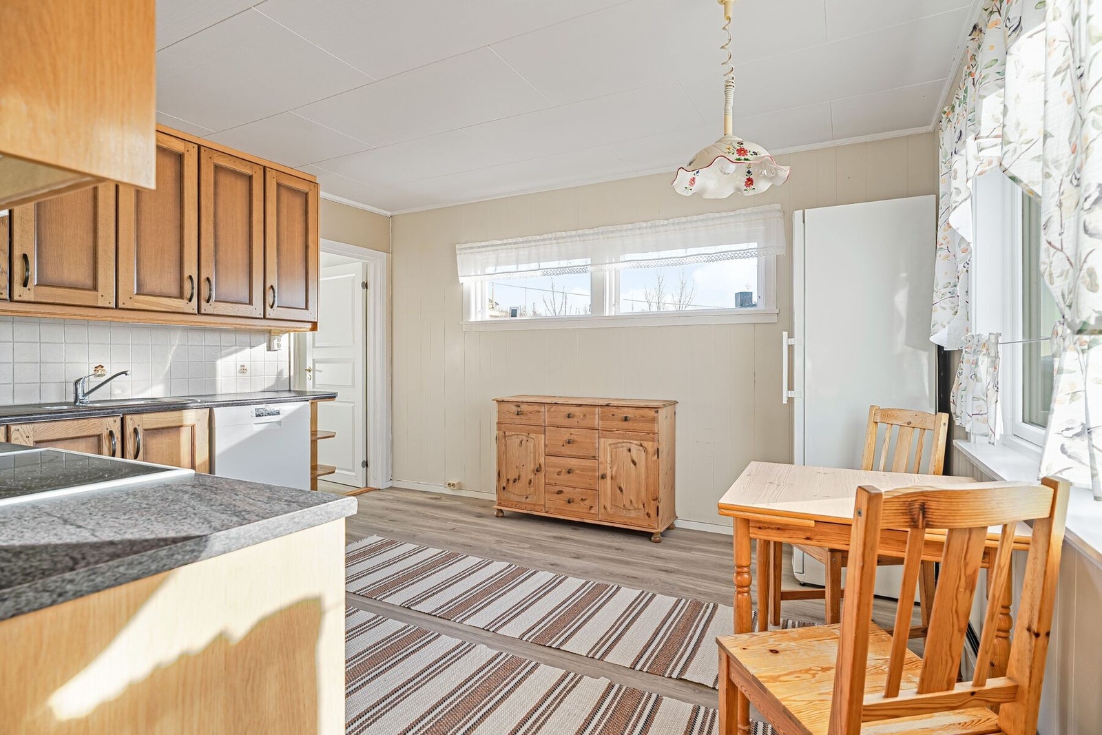 Fra kjøkken har man adkomst til bod/arbeidsrom Galleribilde