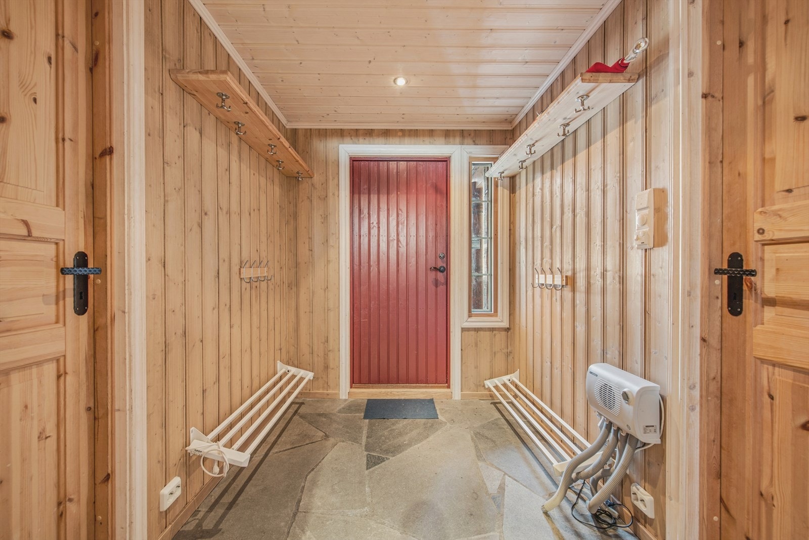 Allerede i det du trår over terskelen møtes du av en varm og innbydende entré med skiferbelagt gulv og panelte vegger. Galleribilde