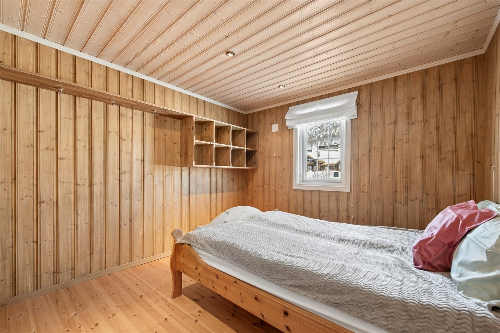 På soverommet i "ungdomsavdelingen" finnes det god plass til å kunne innrede med stor seng og tilhørende møblement. Downlights i himlingen. Galleribilde