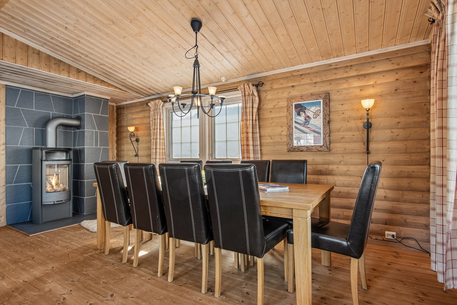Her kan flere kokker arbeide side om side, mens familie og gjester samles rundt spisebordet. Galleribilde