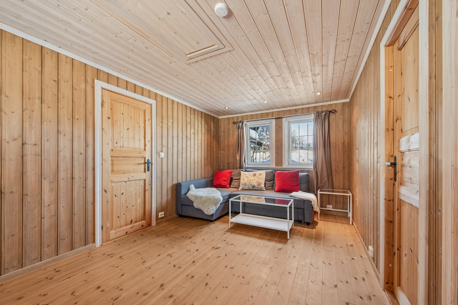 Fritidsboligen har en smart planløsning, delt i to soner. Galleribilde