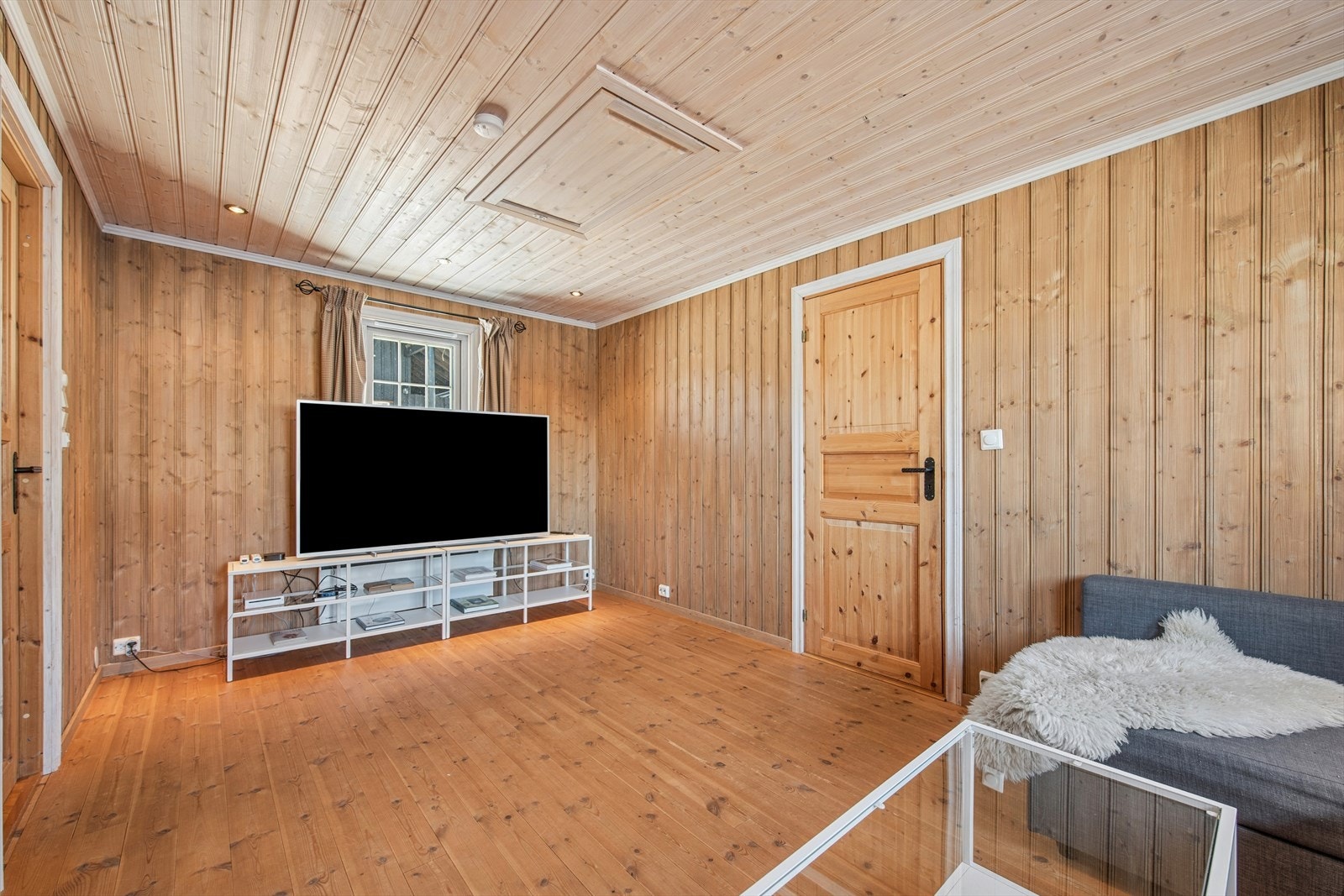 En ideell løsning dersom man har ungdom i hus, familie/venner på besøk. Inneholder stue, soverom og bad. Galleribilde