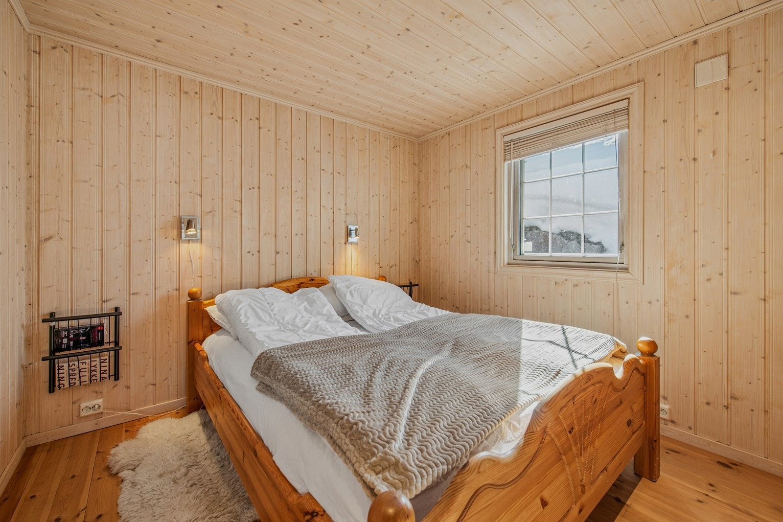Hoveddelen inneholder et soverom av god størrelse. Med furugulv og trepanel på veggene oppleves rommet ekstra "lunt". Galleribilde