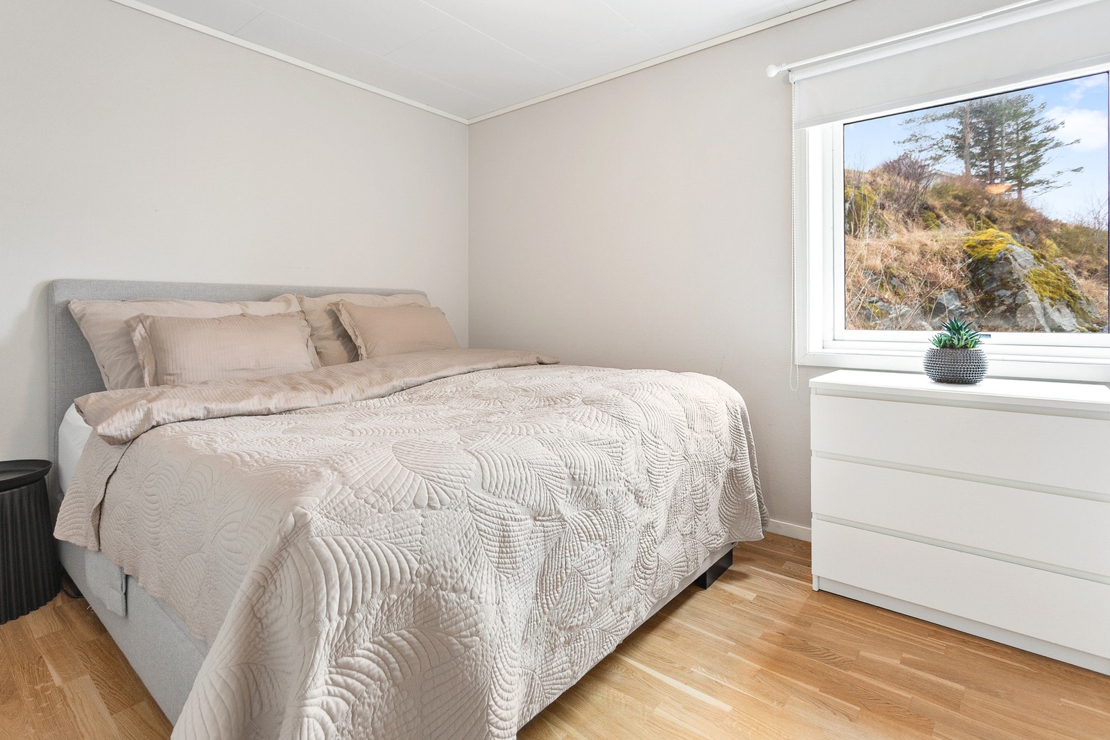 Hovedsoverom med plass til dobbeltseng og oppbevaringsmøbel. Galleribilde