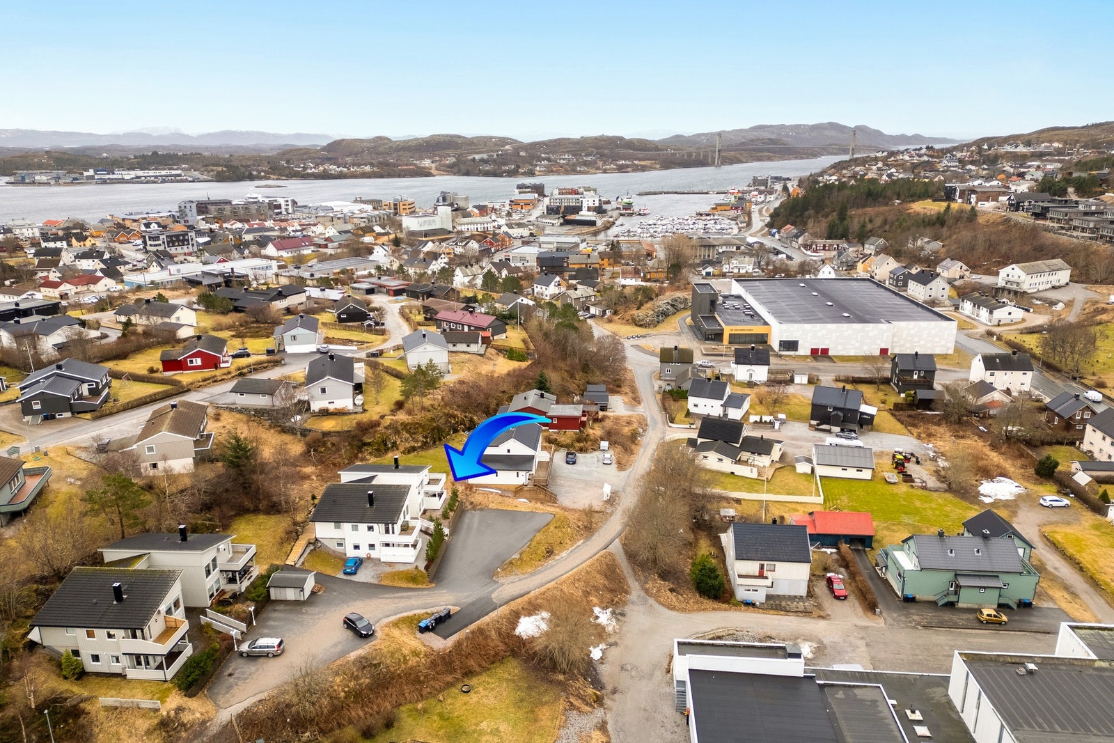 Boligen ligger på bakkeplan med gangavstand til sentrumskjernen. Galleribilde