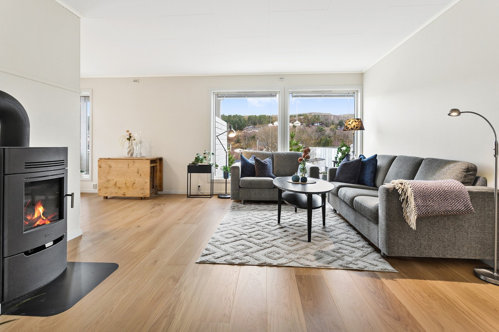 Stuen har en åpen løsning mot kjøkken. Stuen har god plass til møblering. Galleribilde