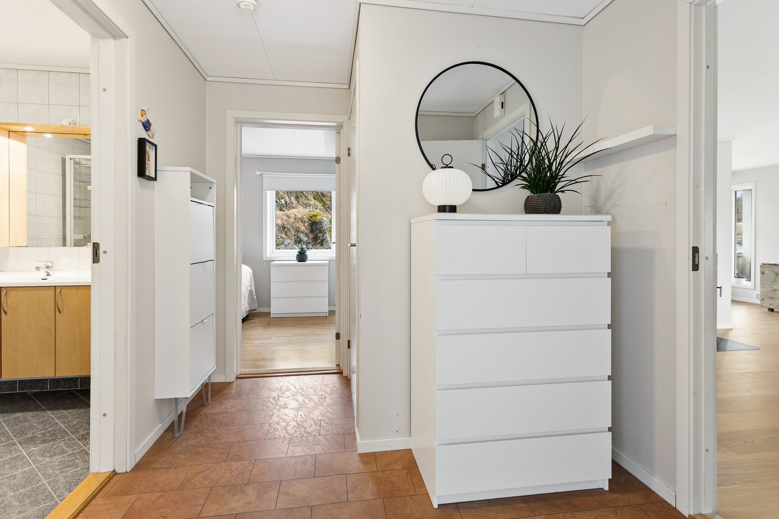 Flislagt gang med plass til oppbevaringsmøbel Galleribilde