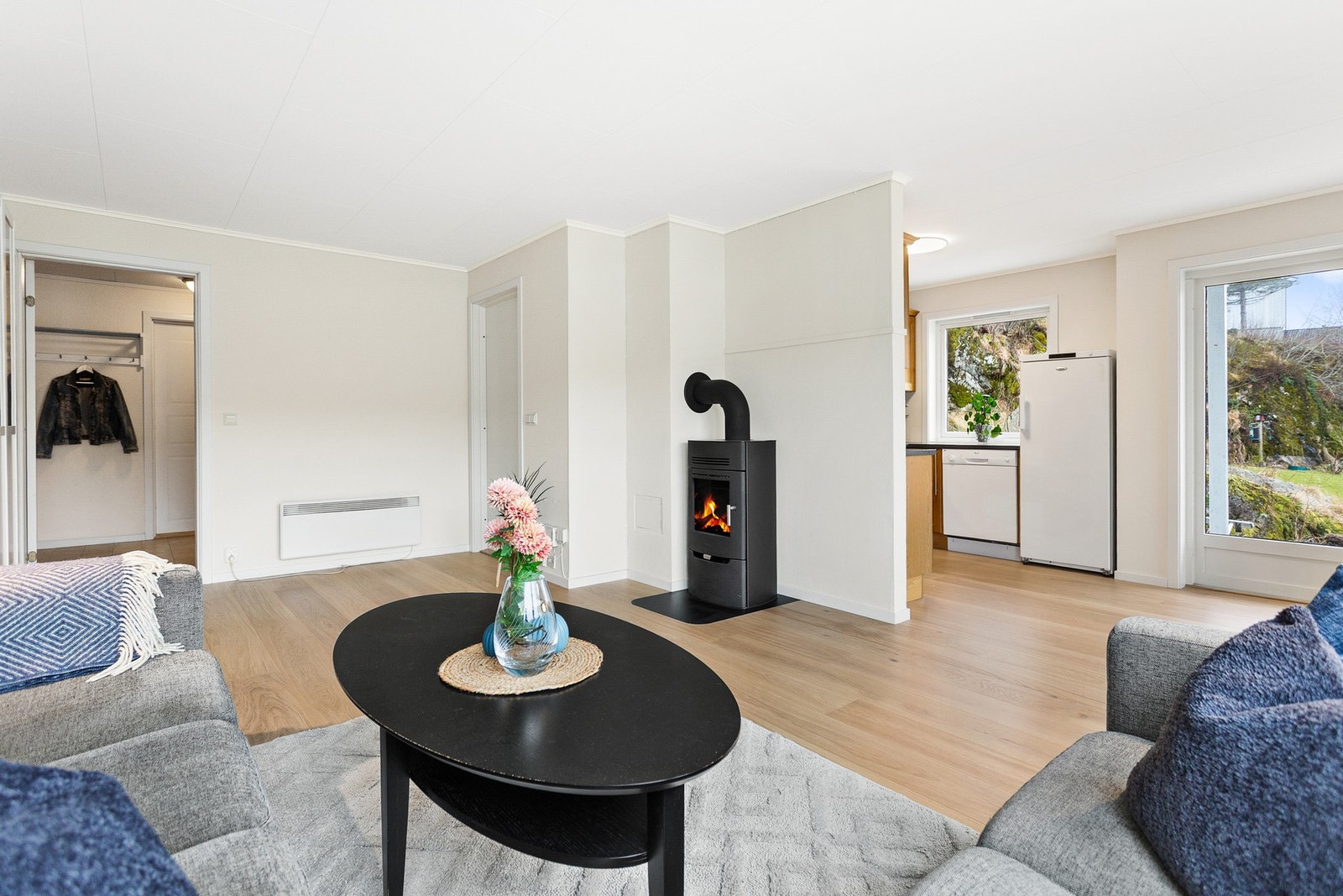 Boligen varmes opp med vedfyring og strøm. Galleribilde