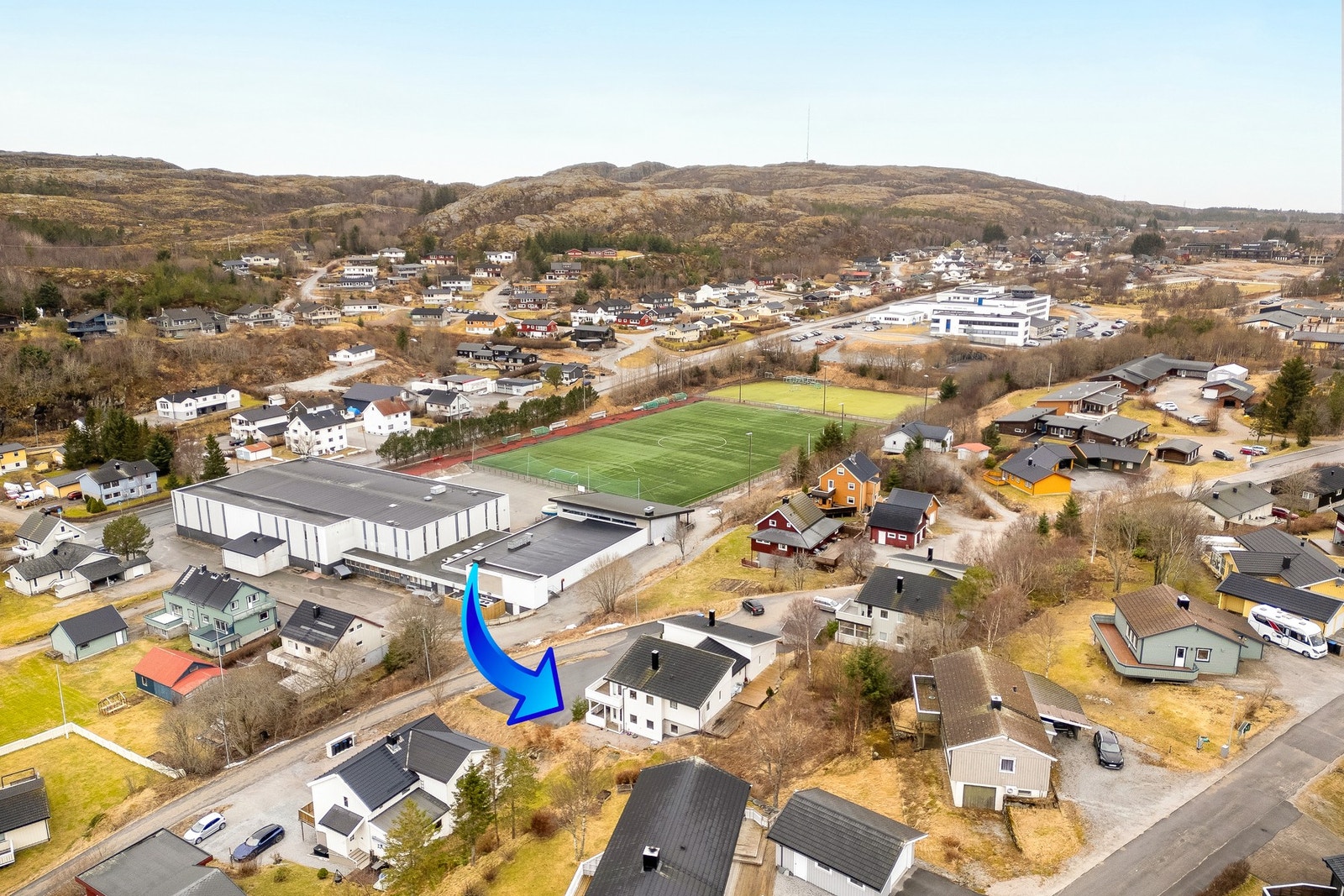 Fra boligen har man korte avstander til dagligvare, skole, og fritidsannlegg. Galleribilde