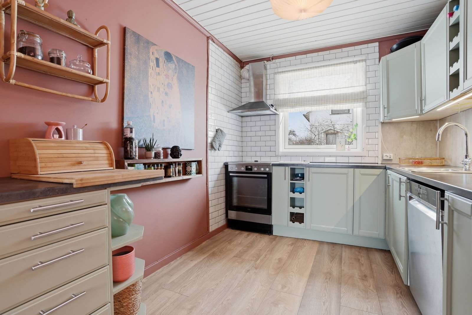 Kjøkkeninnredning fra IKEA med benkeplate i laminat. Det er våtromsplater mellom over- og underskaper. Galleribilde