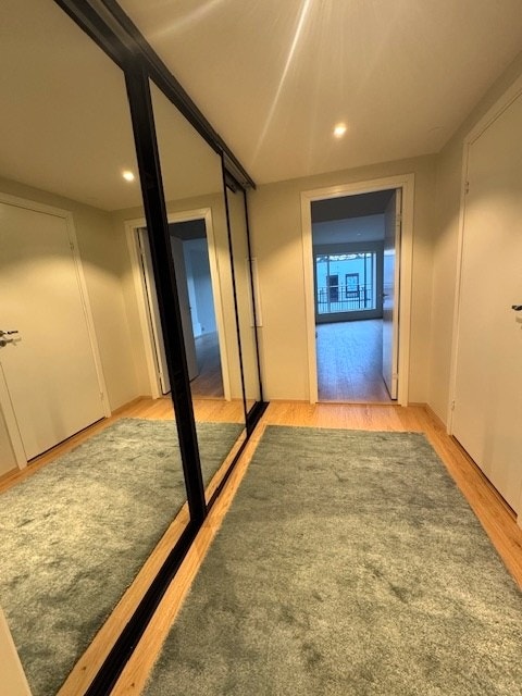 Stor entre med skyvedørsgarderobe. Galleribilde