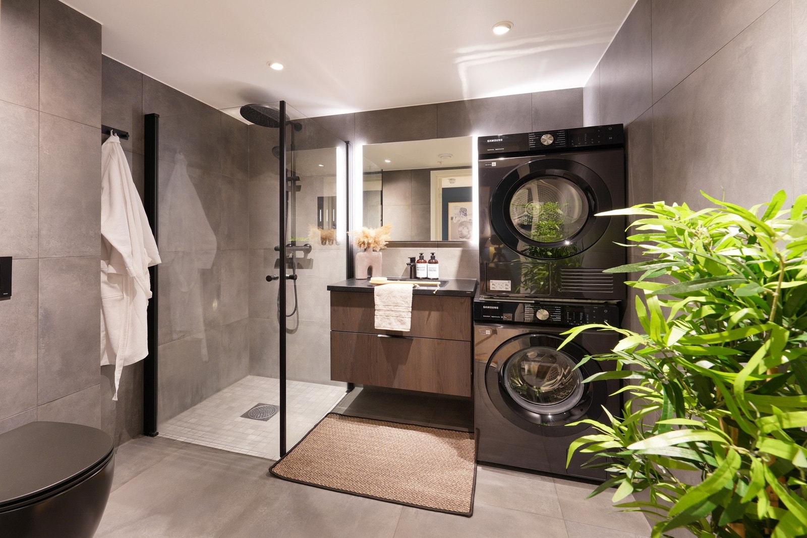 Bad er helfliset med lekre 60x60 fliser, mosaikk fliser i dusj-sonen, veggmontert toalett, opplegg for vaskemaskin og varme i gulv Galleribilde