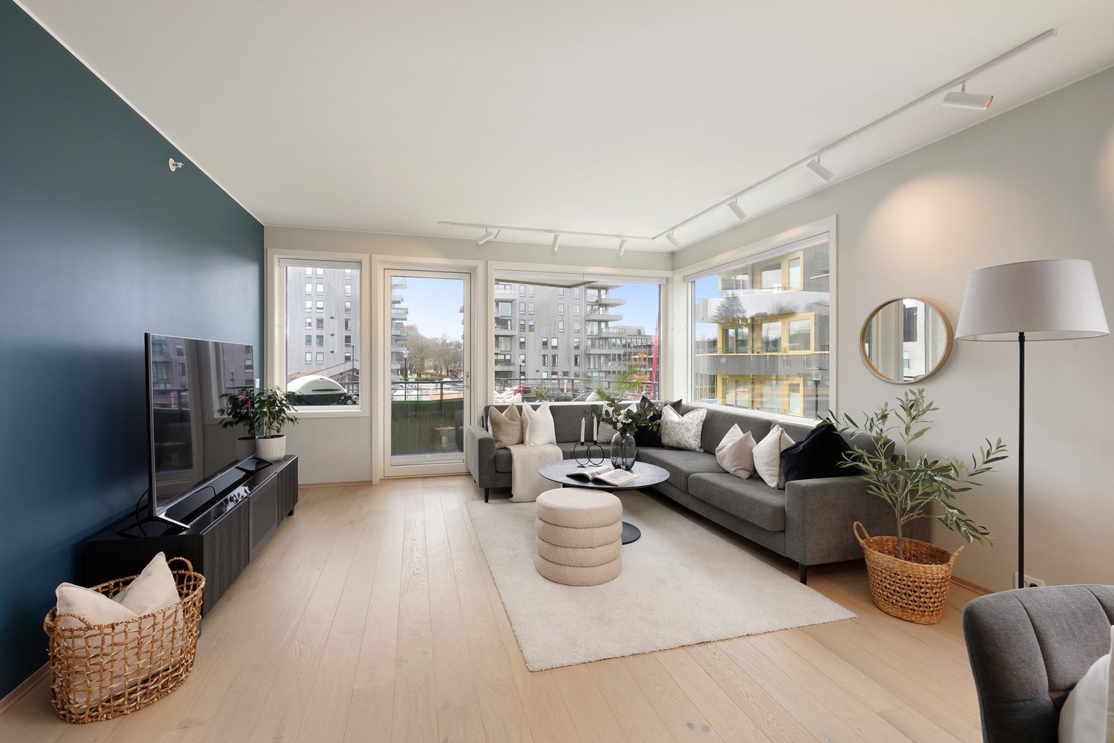 Stue/kjøkken har 1 stav parkett på gulv Galleribilde