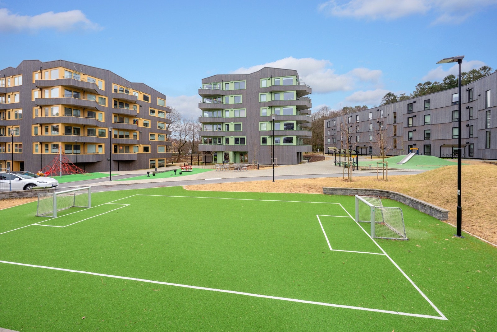 Gøye lekeområder for barna like utenfor døren Galleribilde