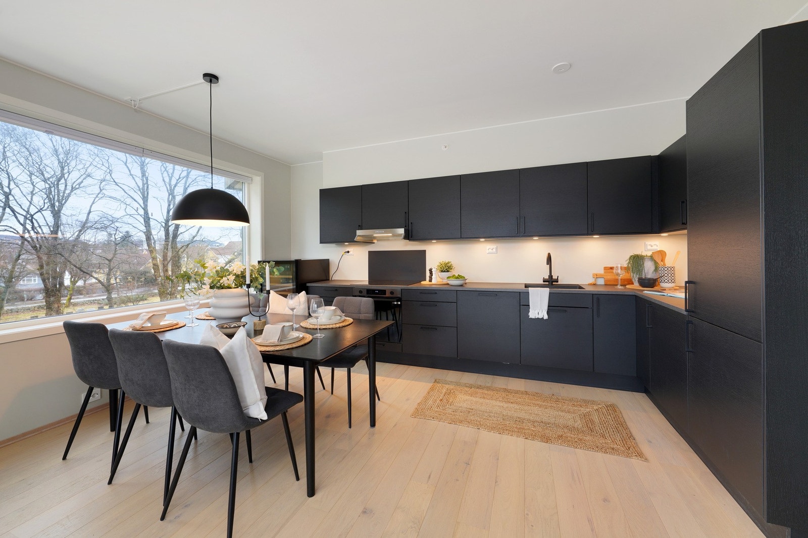 Kjøkken er velutstyrt med god skapplass Galleribilde