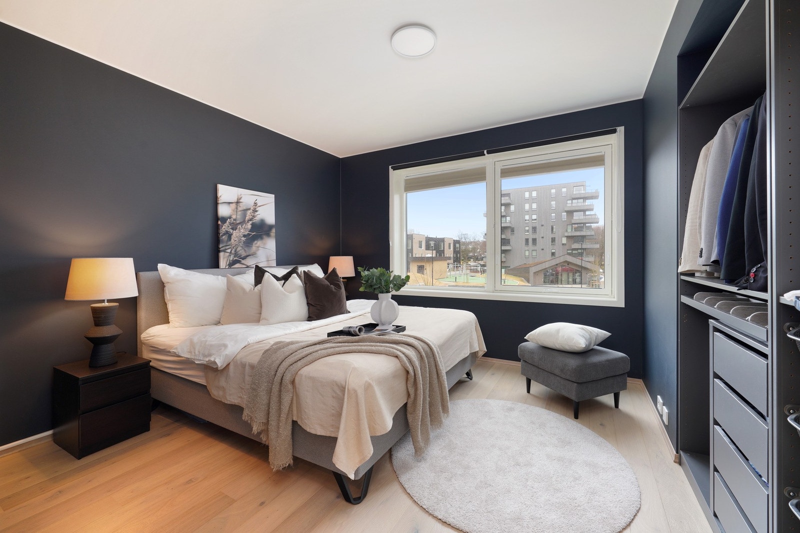 Romslig soverom med god skapplass Galleribilde