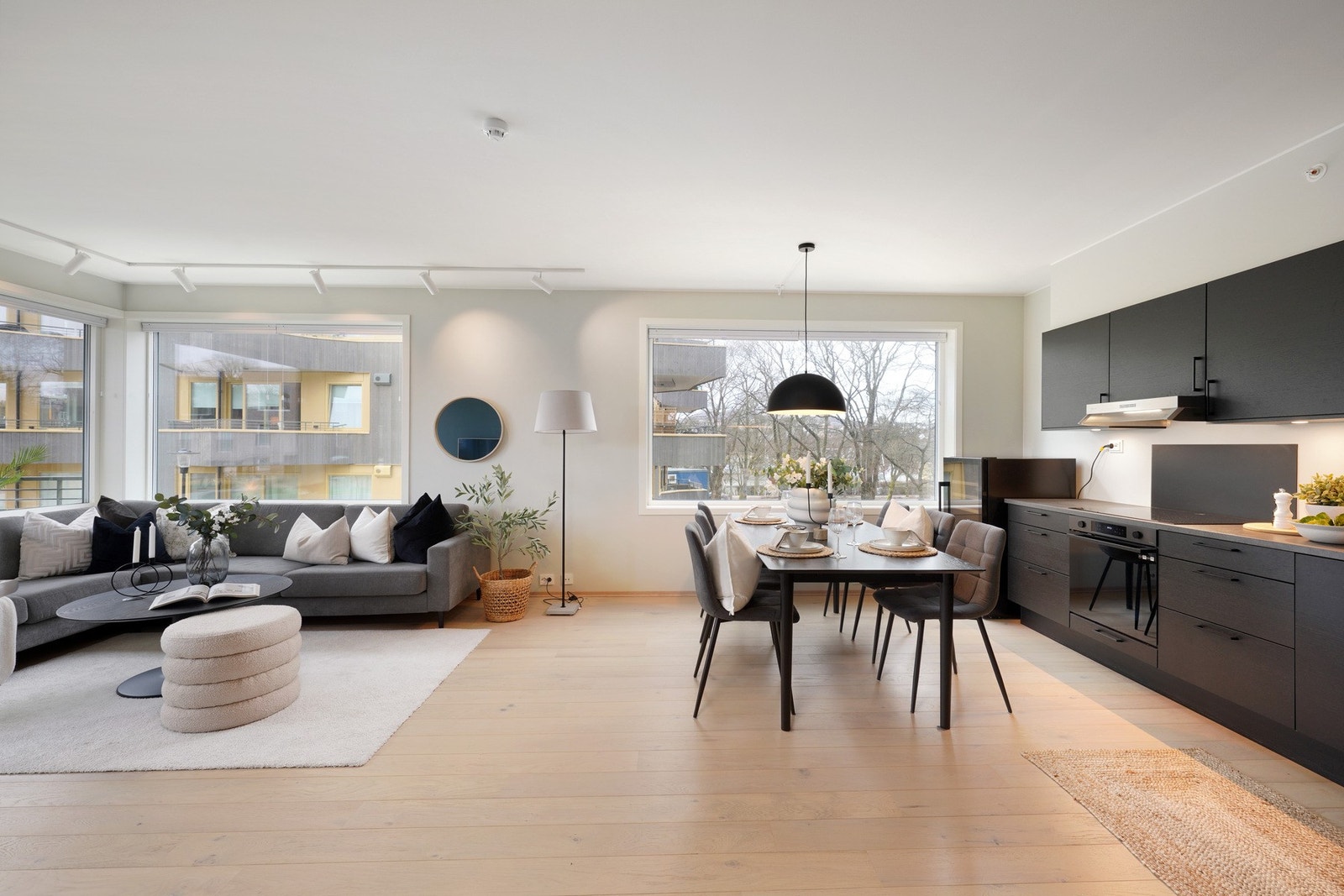 Store vinduer bidrar til en lys og trivelig atmosfære Galleribilde