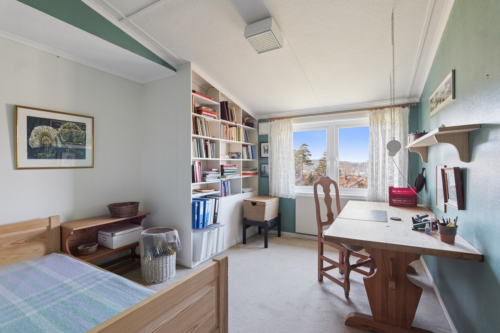 Alle soverom har plassbygde skap - også typisk for boligens arkitektur Galleribilde