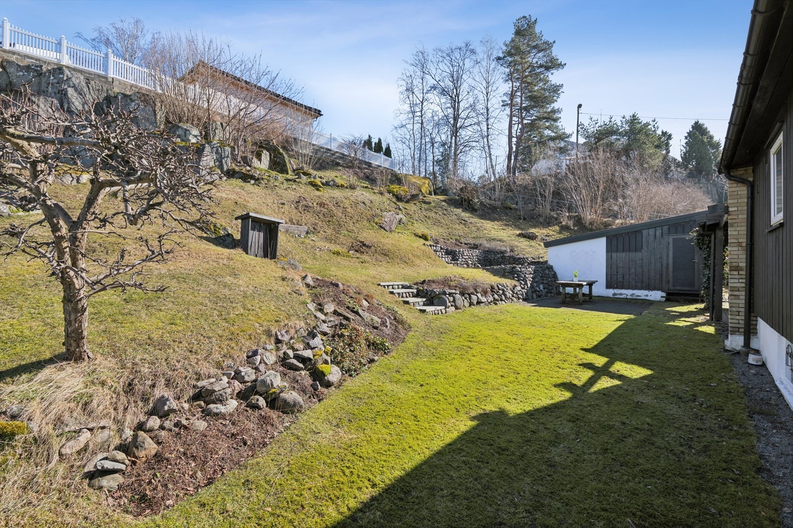 Eiendommen byr på en solrik og velholdt hagetomt med en nydelig bakhage som er vakkert beplantet Galleribilde