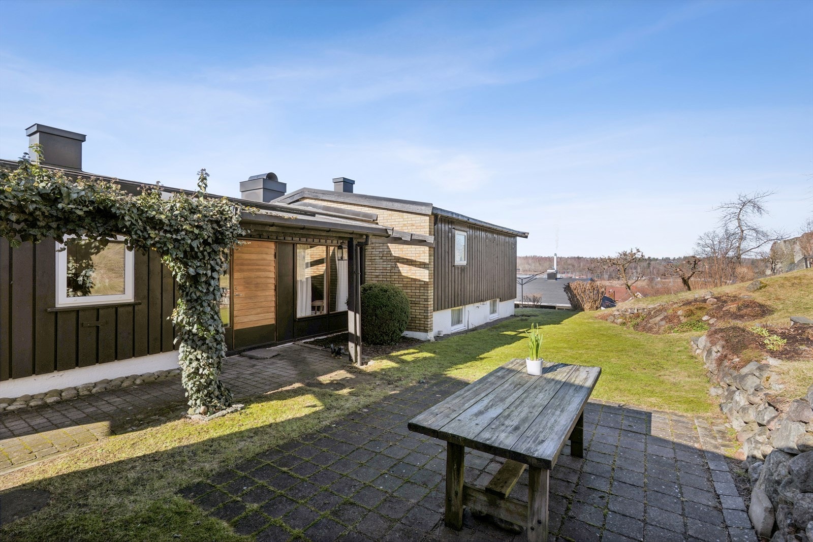 Like ved inngangspartiet har man et skjermet og fin uteplass Galleribilde