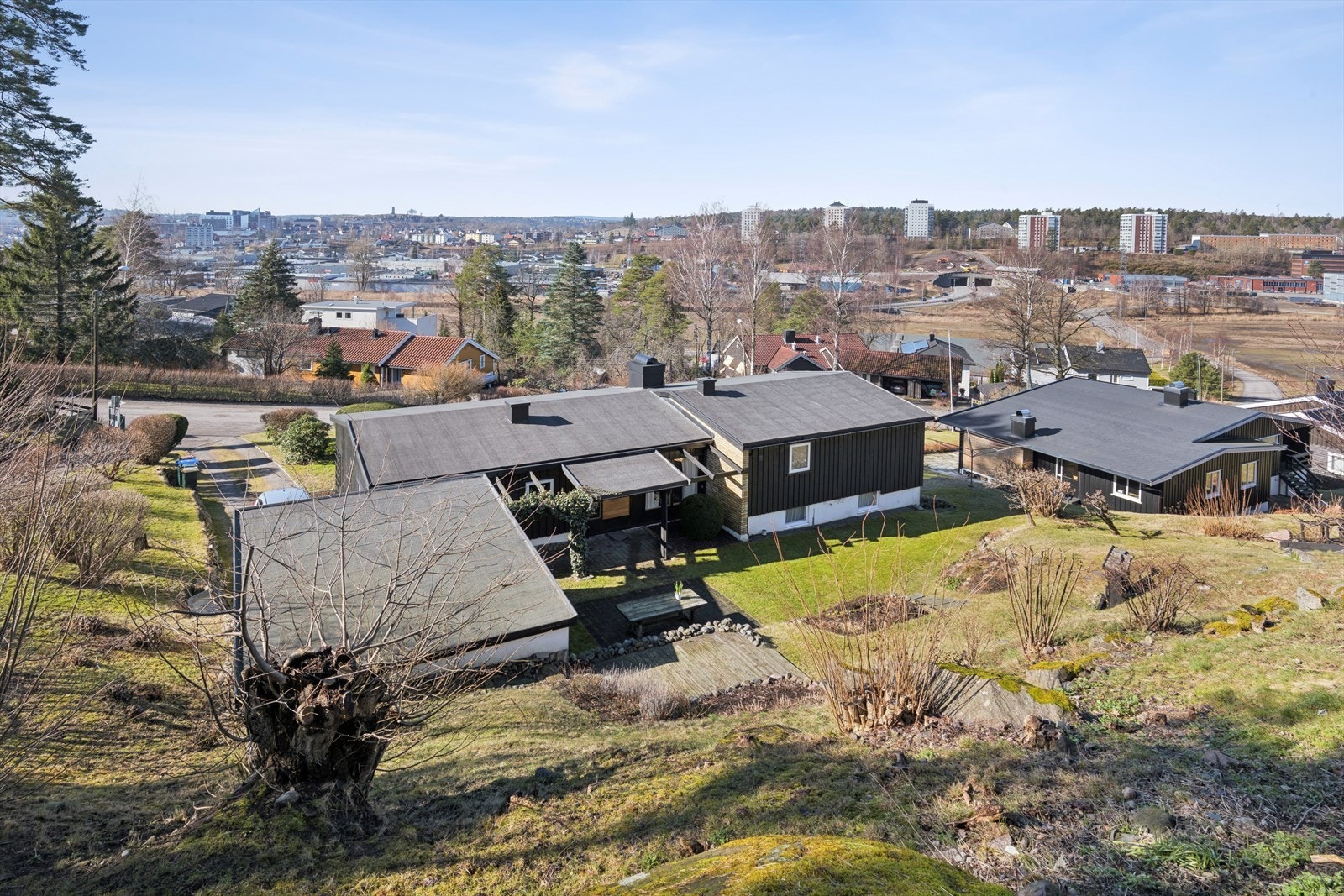 Nydelig bolig beliggende på utsiktstomt mot enden av blindvei i Presterødåsen Galleribilde