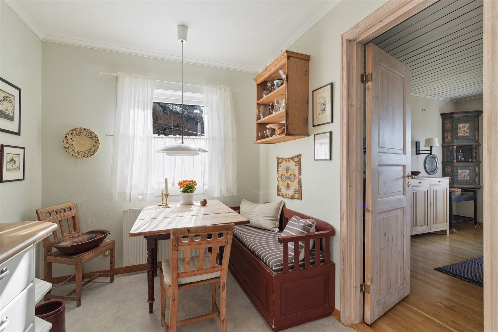 I enden av kjøkkenet er det rom for familiens frokostbord Galleribilde