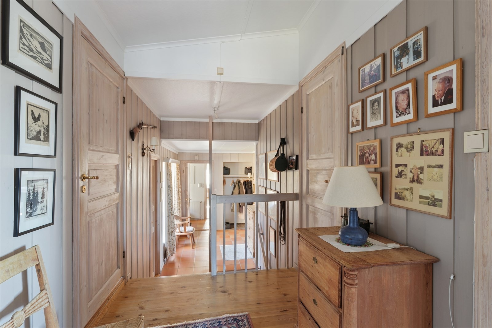 Fra hall er det også innvendig trapp som leder ned til sokkeletasjen Galleribilde