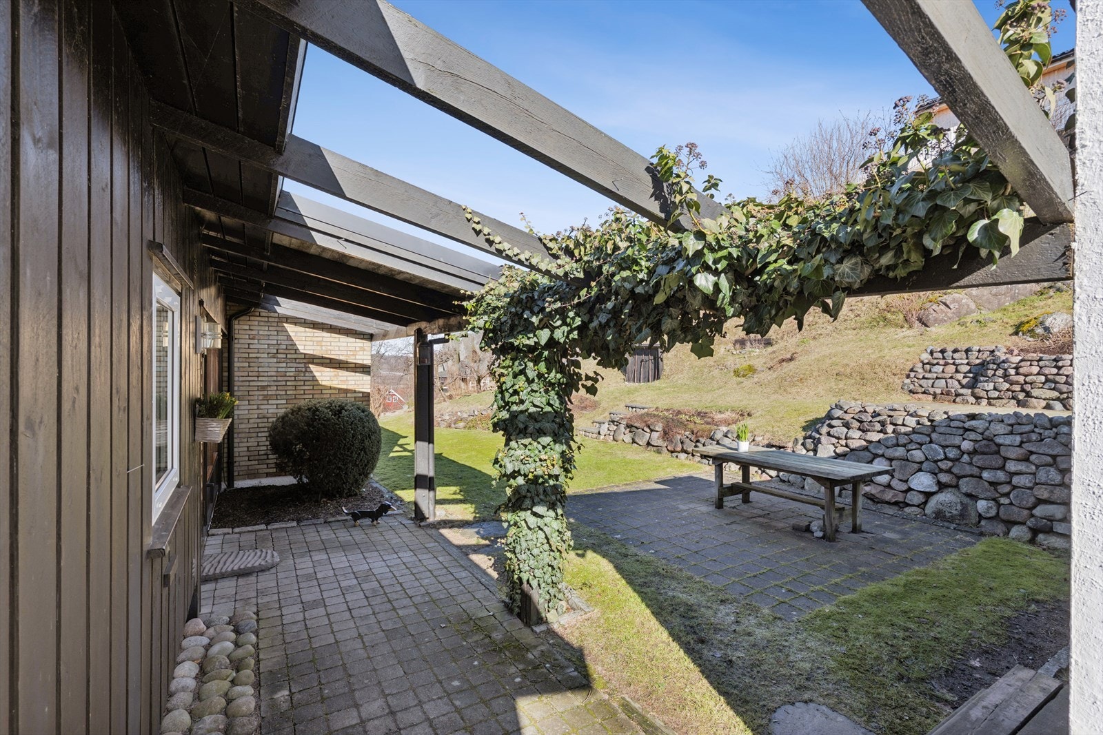 Det er bygget pergola med nydelig eføy ved inngangspartiet Galleribilde