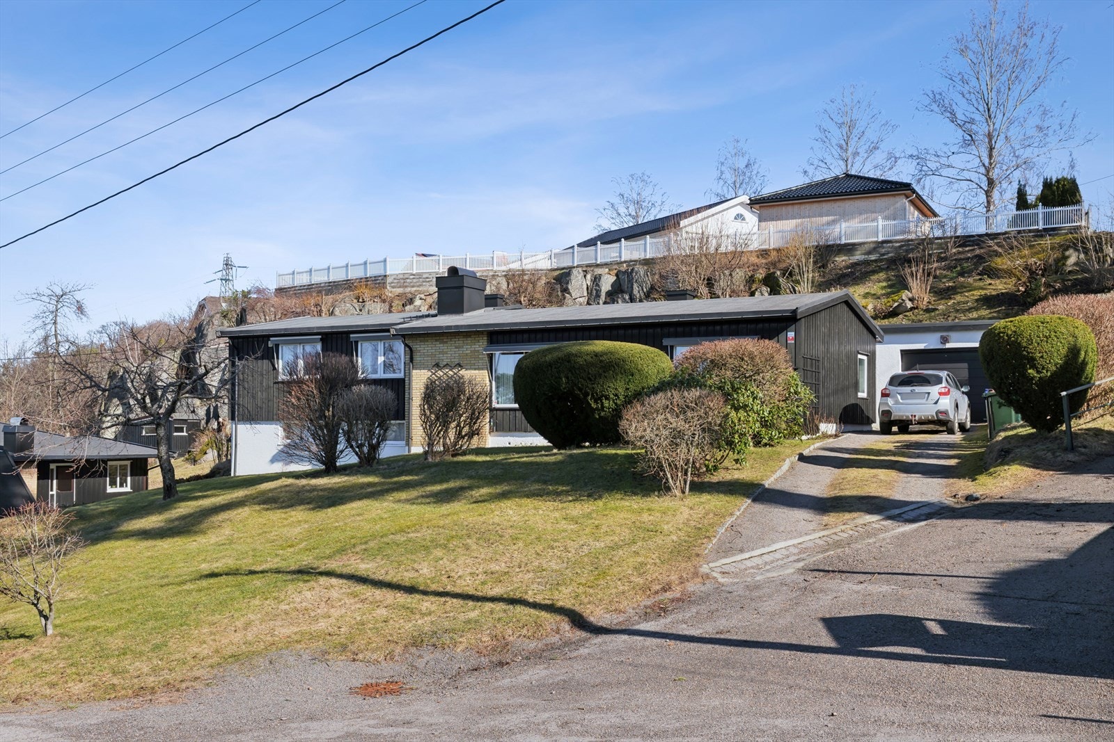 Man parkerer enkelt i eiendommens gruslagte innkjørsel og tar turen til boligens flotte inngangsparti Galleribilde