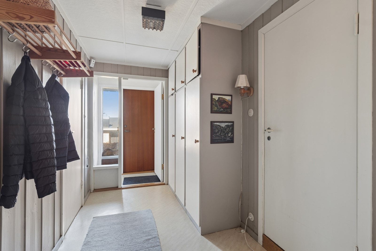 Egen inngang med vindfang samt plassbygde skap i gang Galleribilde