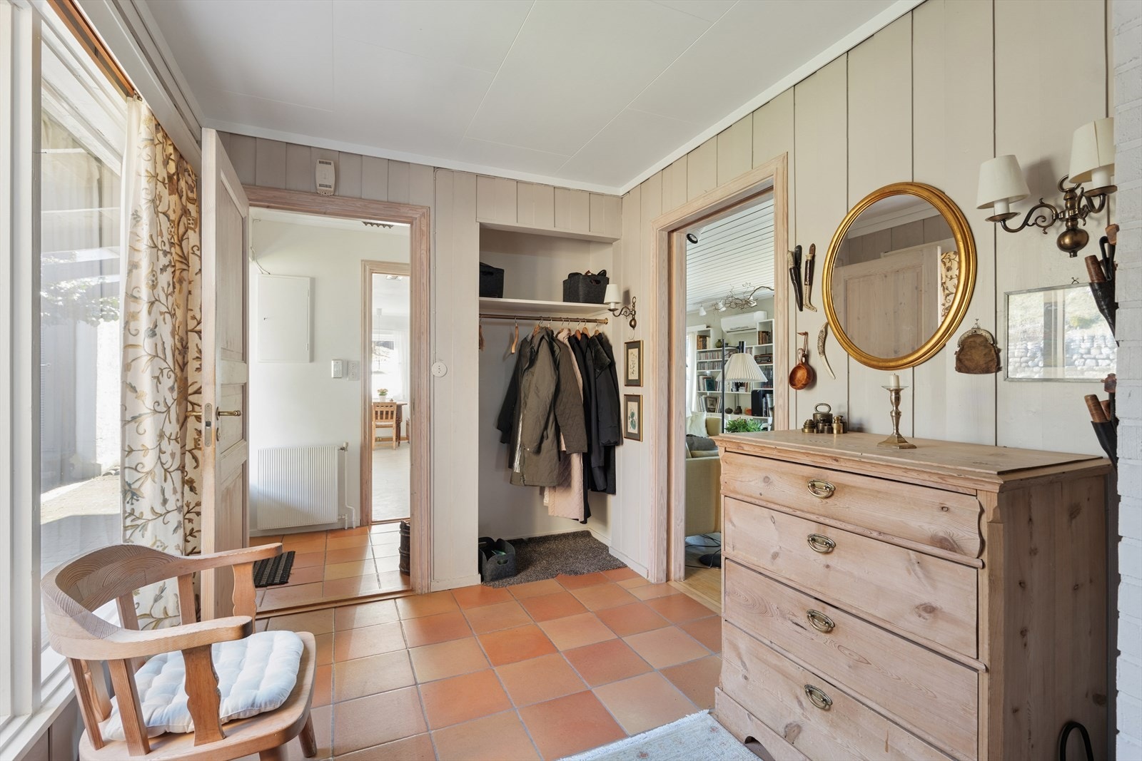 Vel inne møte man av praktisk entrè før man tar turen videre til hallen Galleribilde