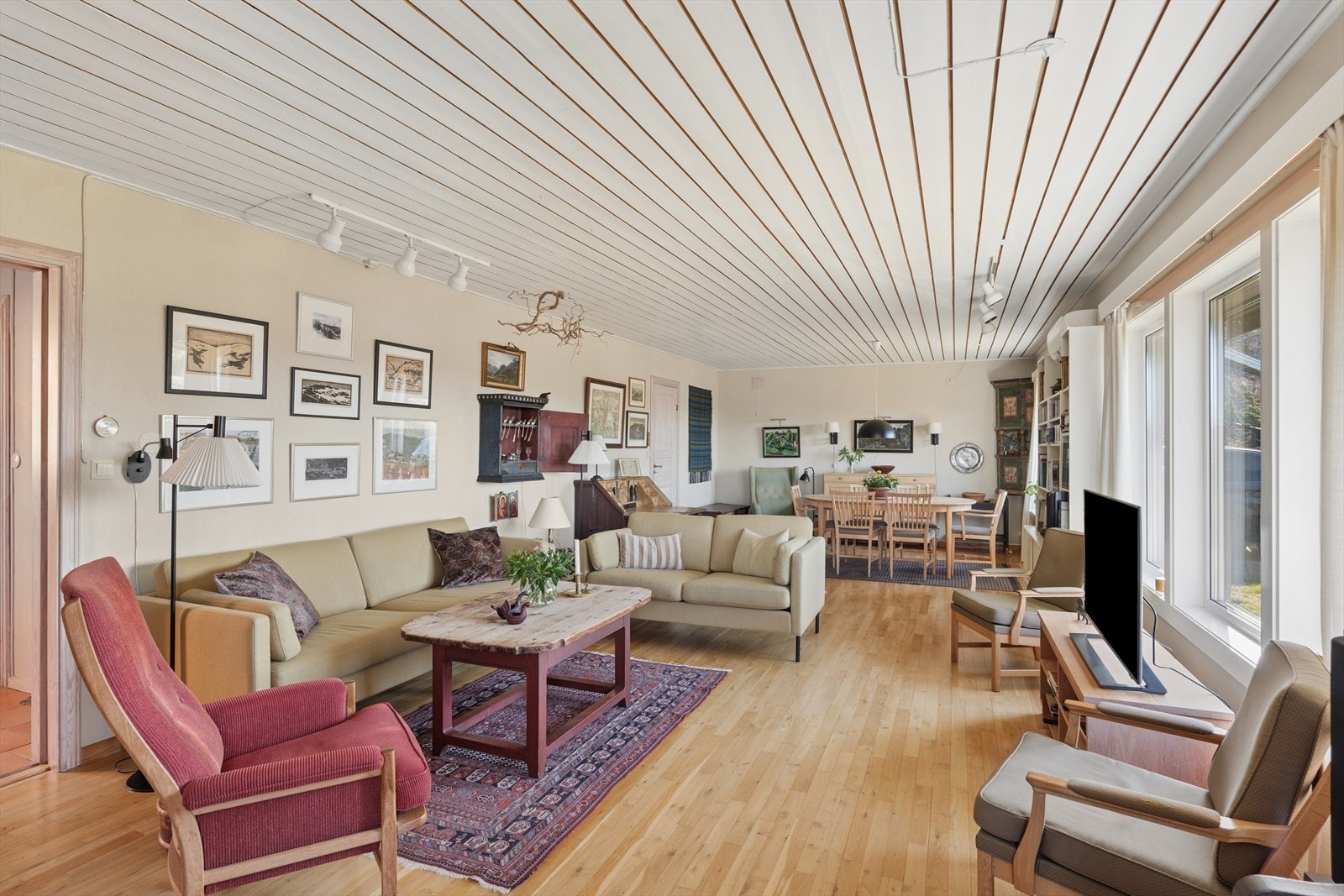 Stuen er romslig og har store vindusflater for mye naturlig lys Galleribilde