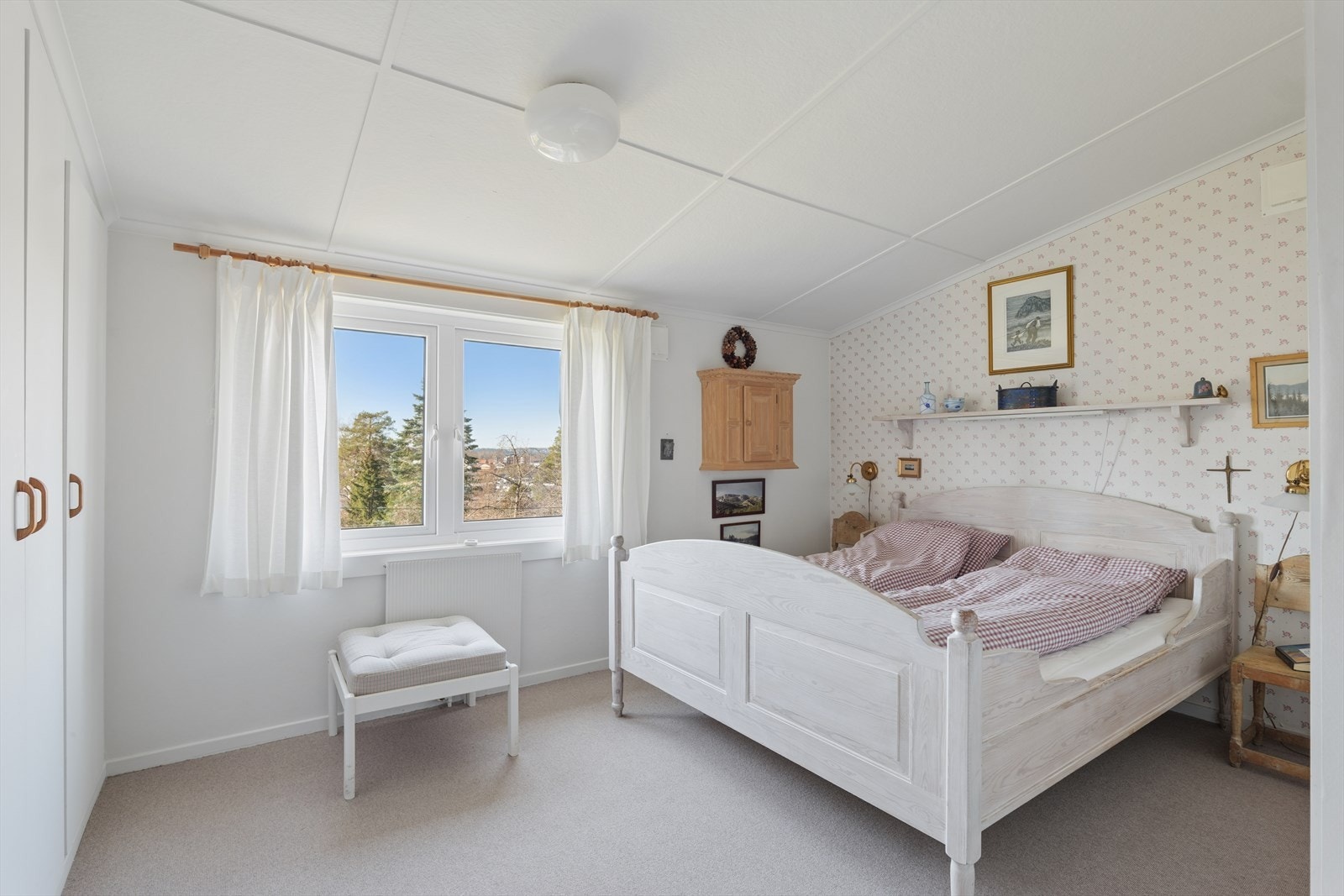 Boligens soveromsfløy byr på tre gode soverom - hvorav to av dem utstyrt med teppelagte gulv mens det tredje har tregulv Galleribilde