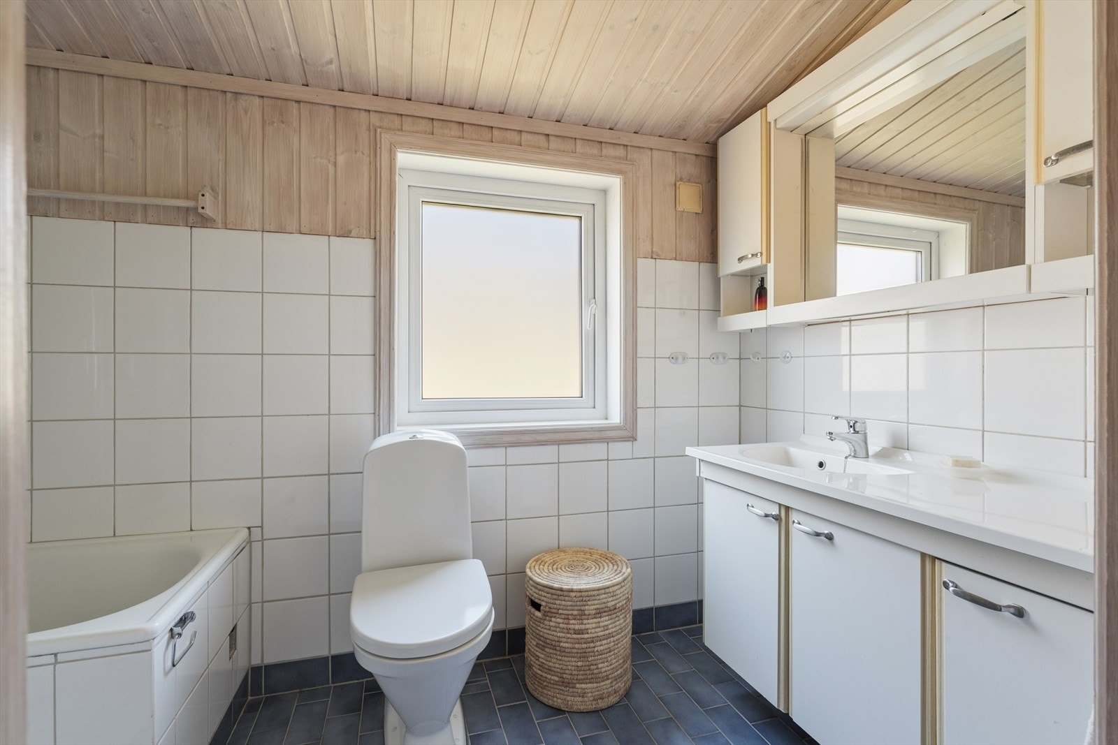 Badet er utstyrt med badekar, dusjkabinett, servant og toalett Galleribilde