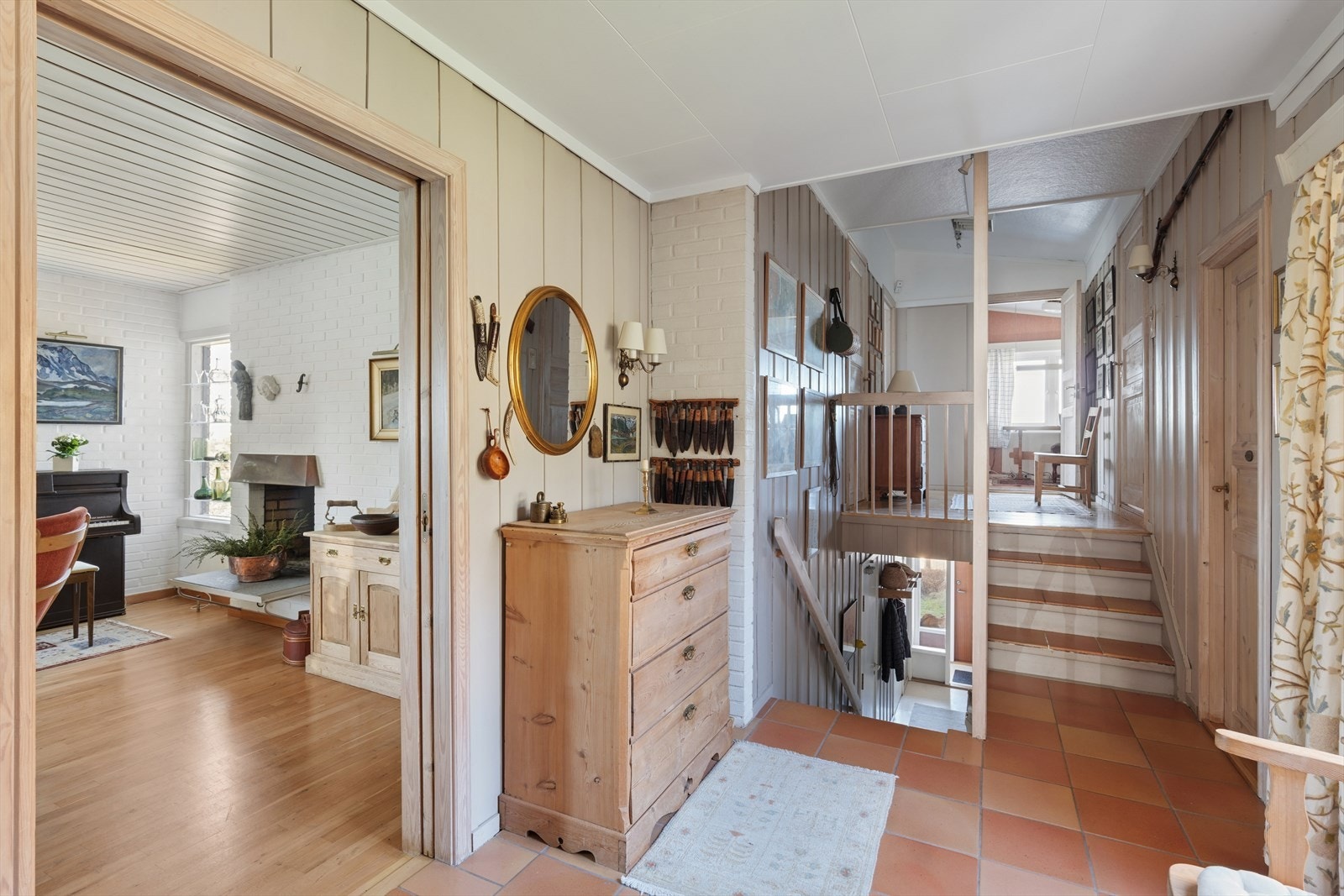 Fra hall kan man ta trappene opp til boligens soveromsfløy Galleribilde