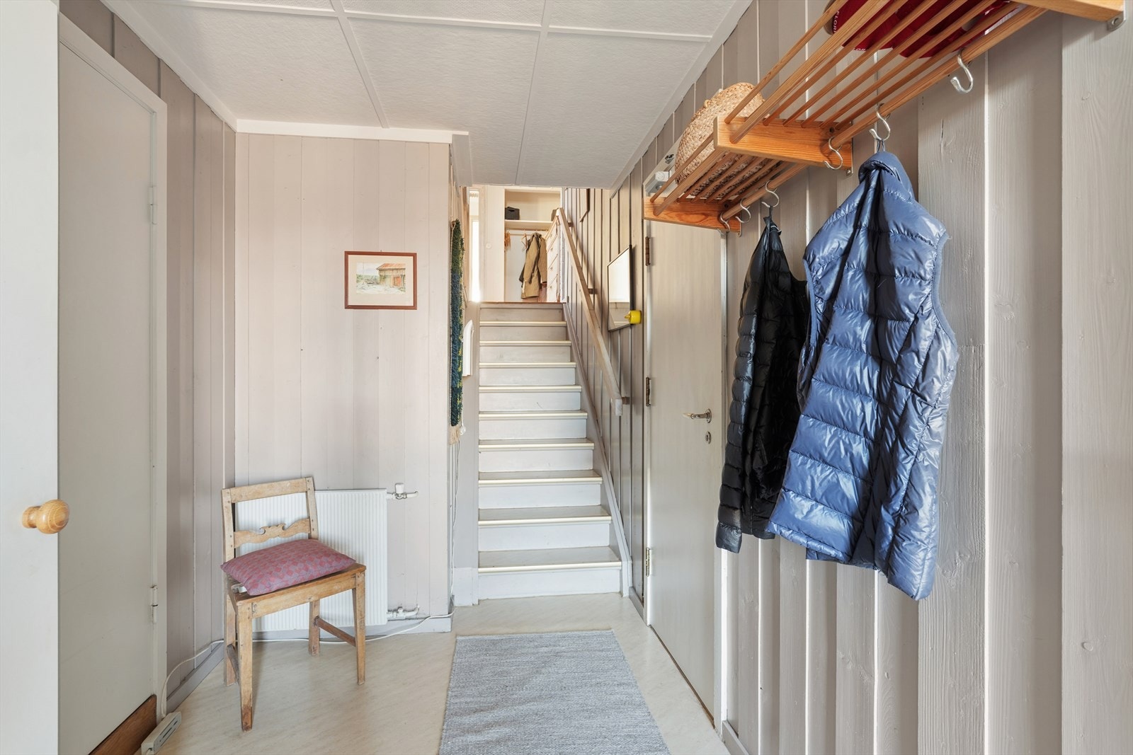 Sokkeletasjen byr på stort teknisk rom, vaskerom og matbod i tillegg til innredet rom - og har egen inngang Galleribilde