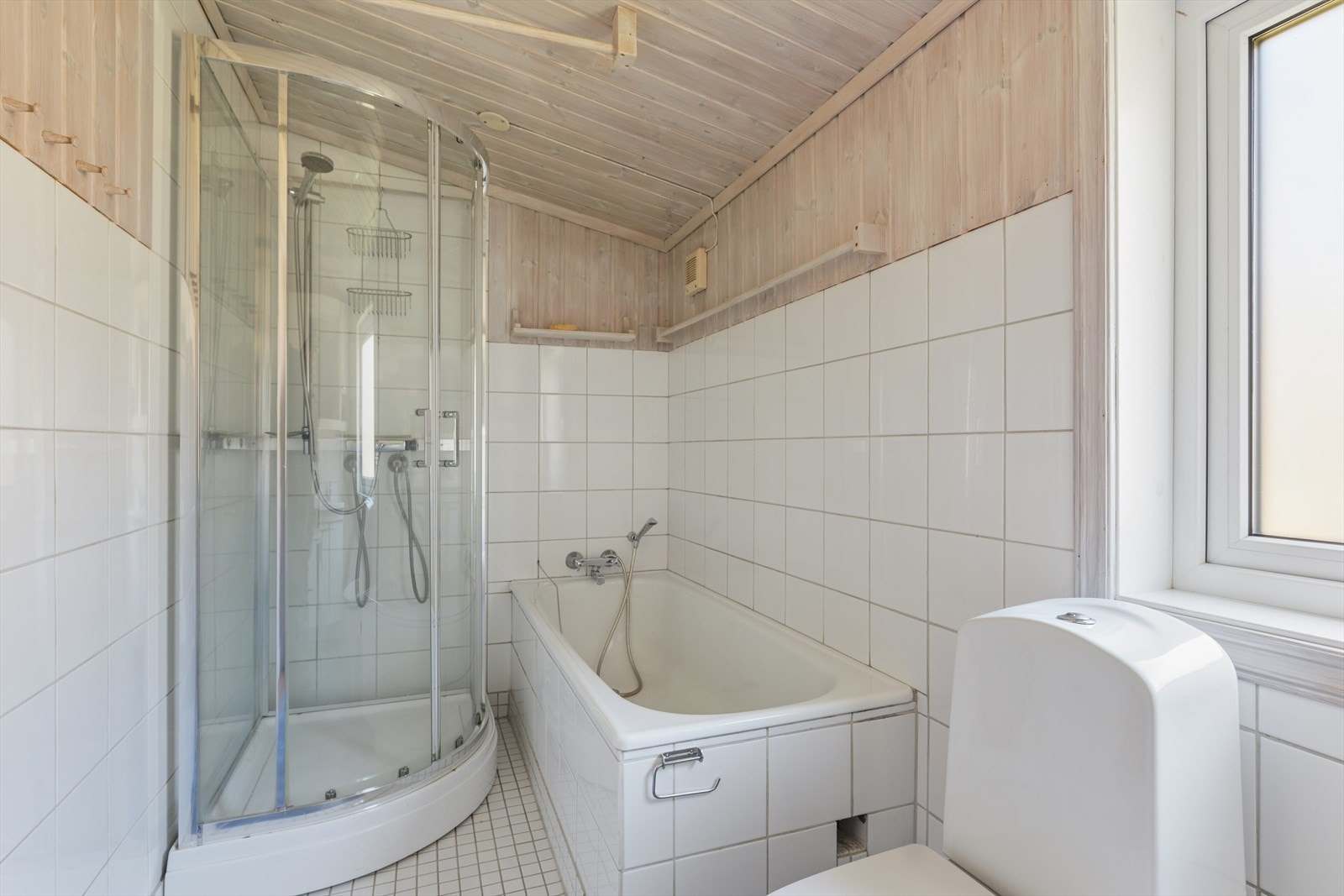 Like ved soverommene finner man badeværelset - dette med flislagt gulv med varmekabler og dels flislagte og dels panelte vegger Galleribilde