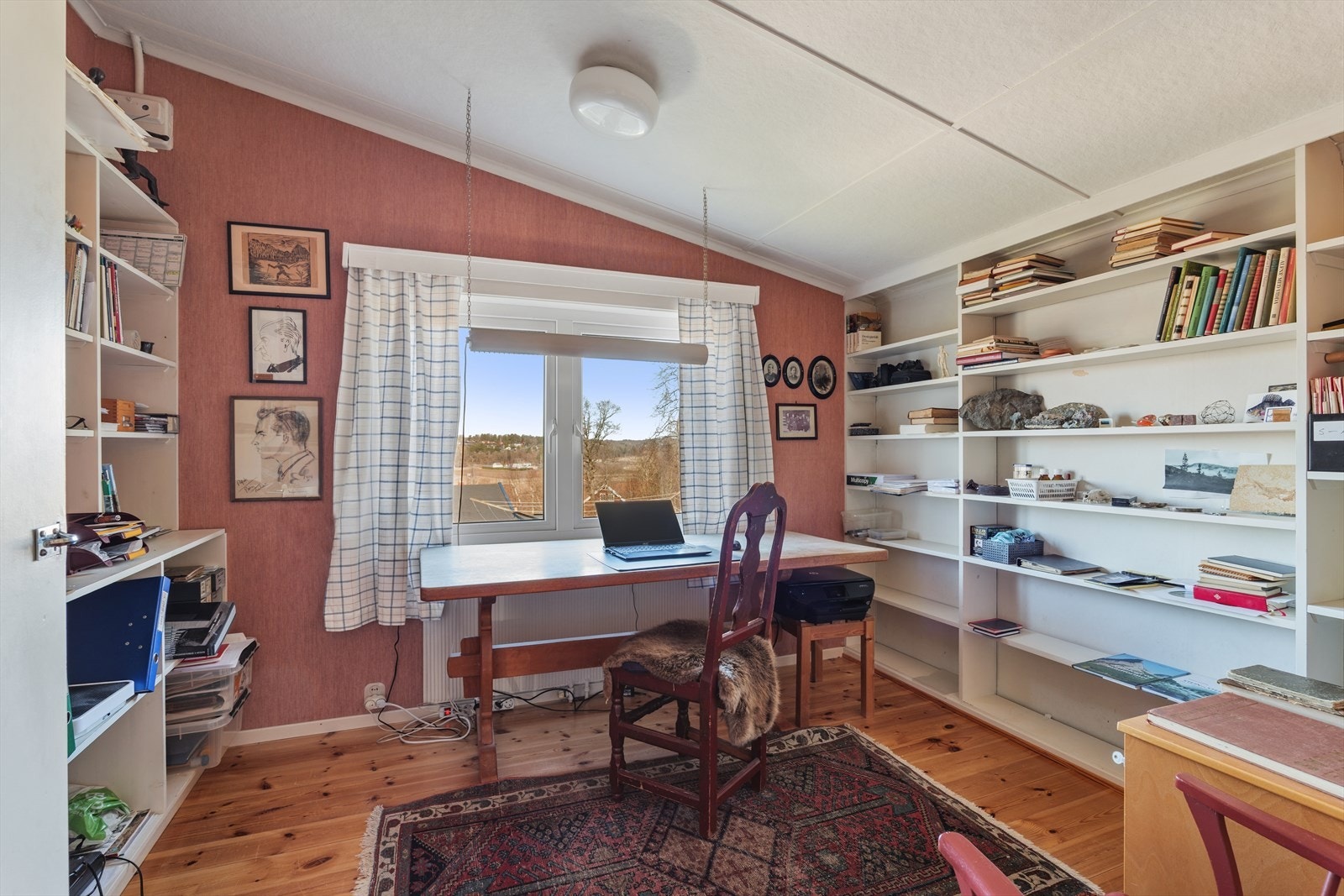 Takkonstruksjonen gir et spennende rom med høy himling Galleribilde