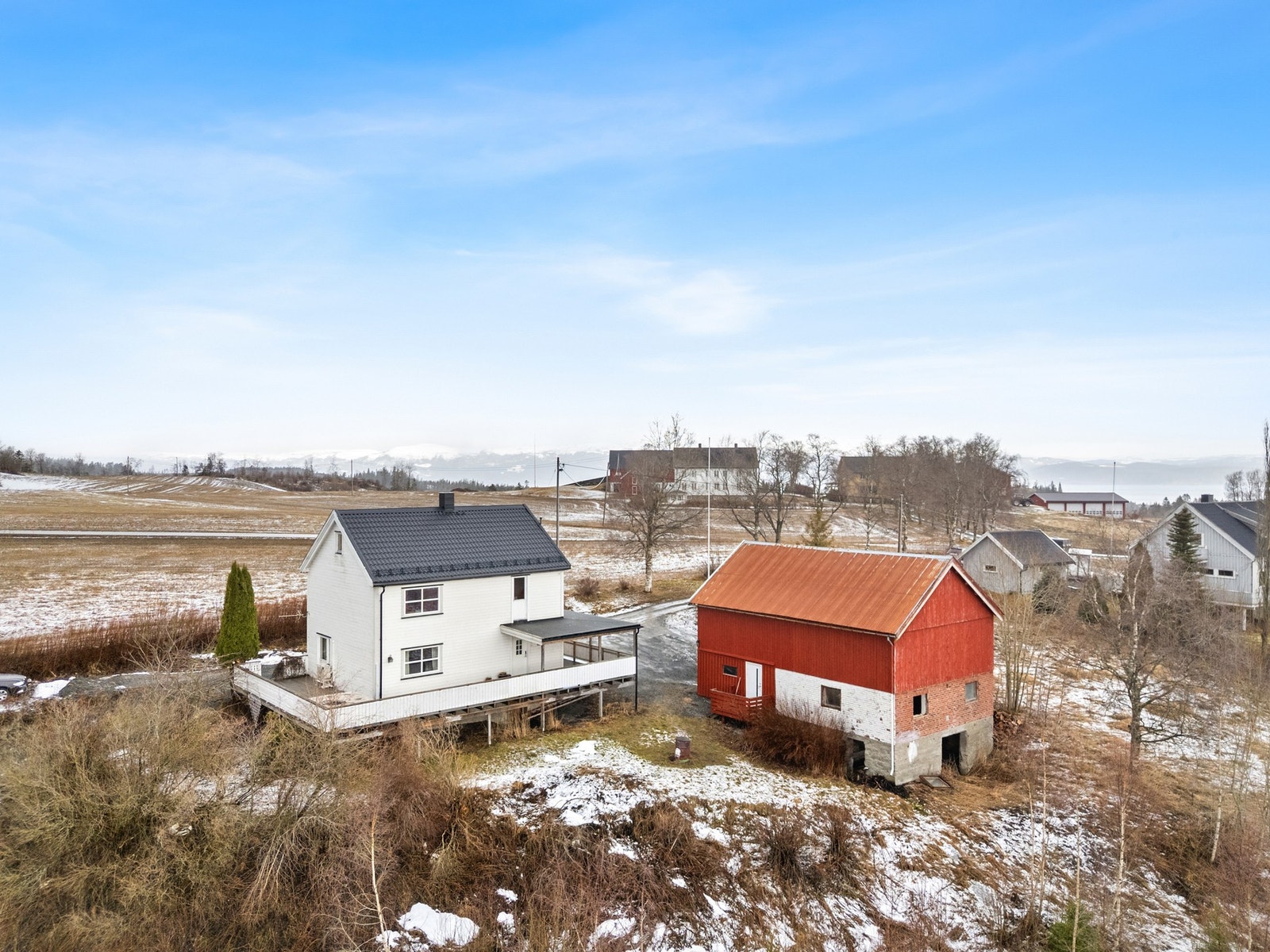 Romslig uthus som i dag benyttes i hovedsak til garasje. Galleribilde