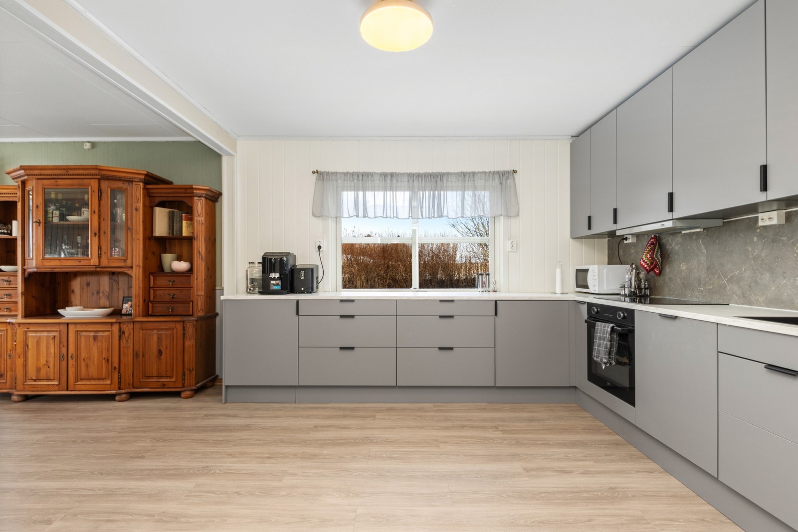 Kjøkken med innbygde hvitevarer. Galleribilde