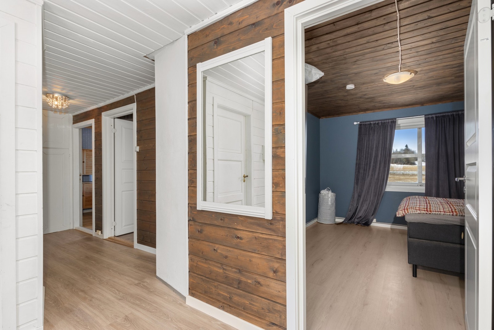 Gang og inngang til hovedsoverom. Galleribilde