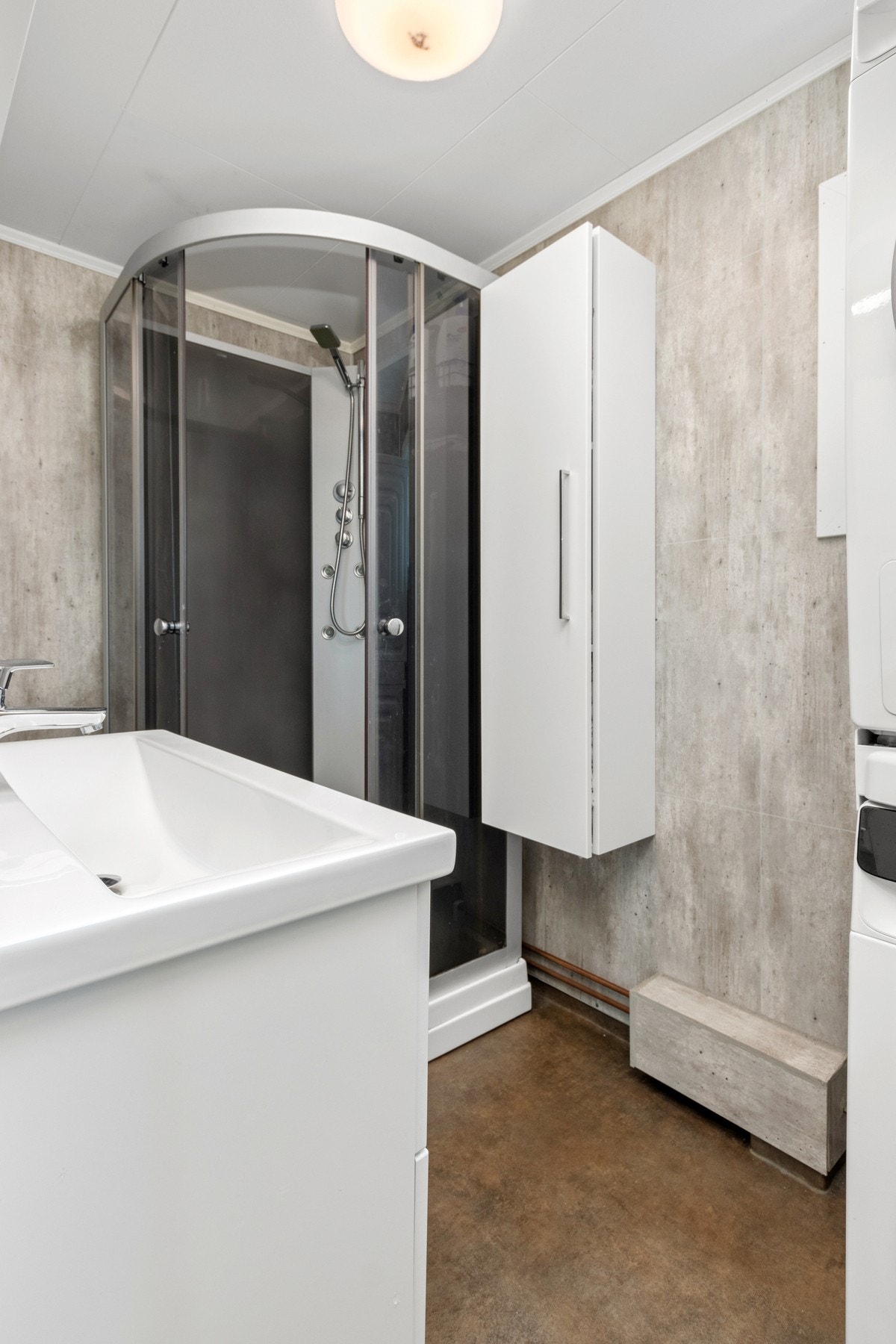 Bad/vaskerom som er oppusset noen få år siden. Ligger i andre etasje. Galleribilde