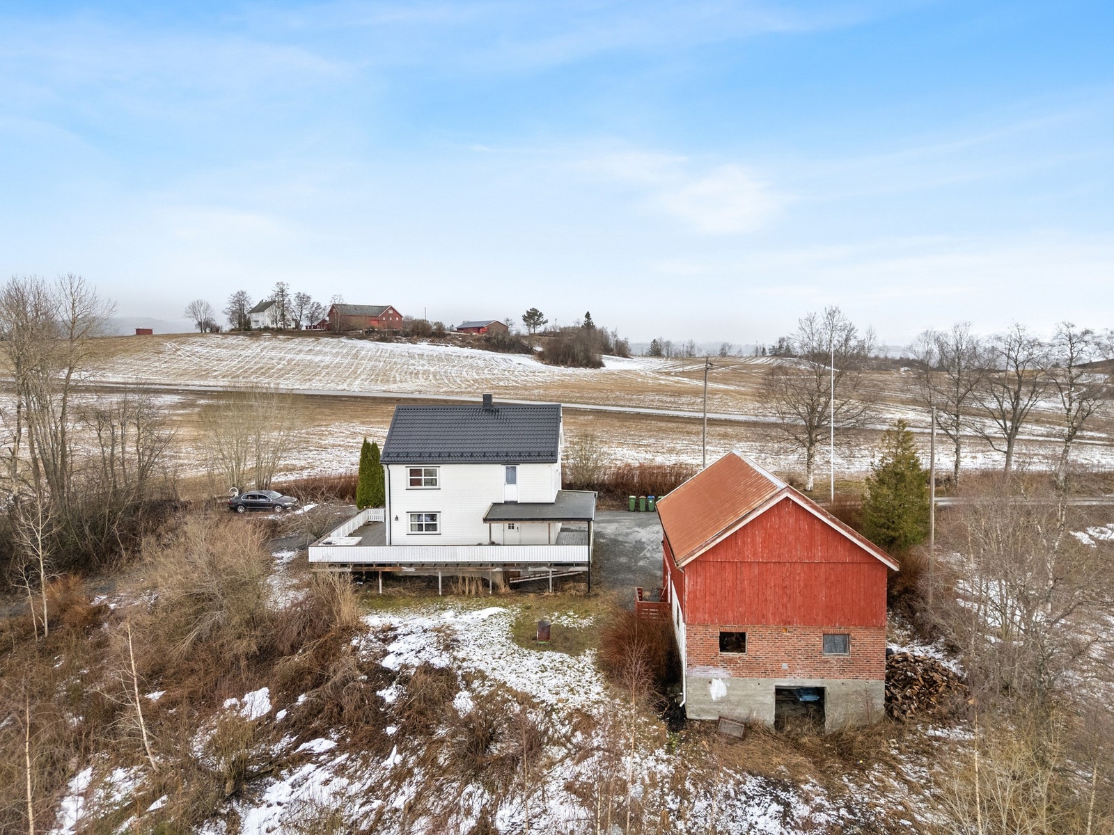 Stor veranda som strekker seg rundt tre sider av huset. Delvis takoverbygd. Galleribilde